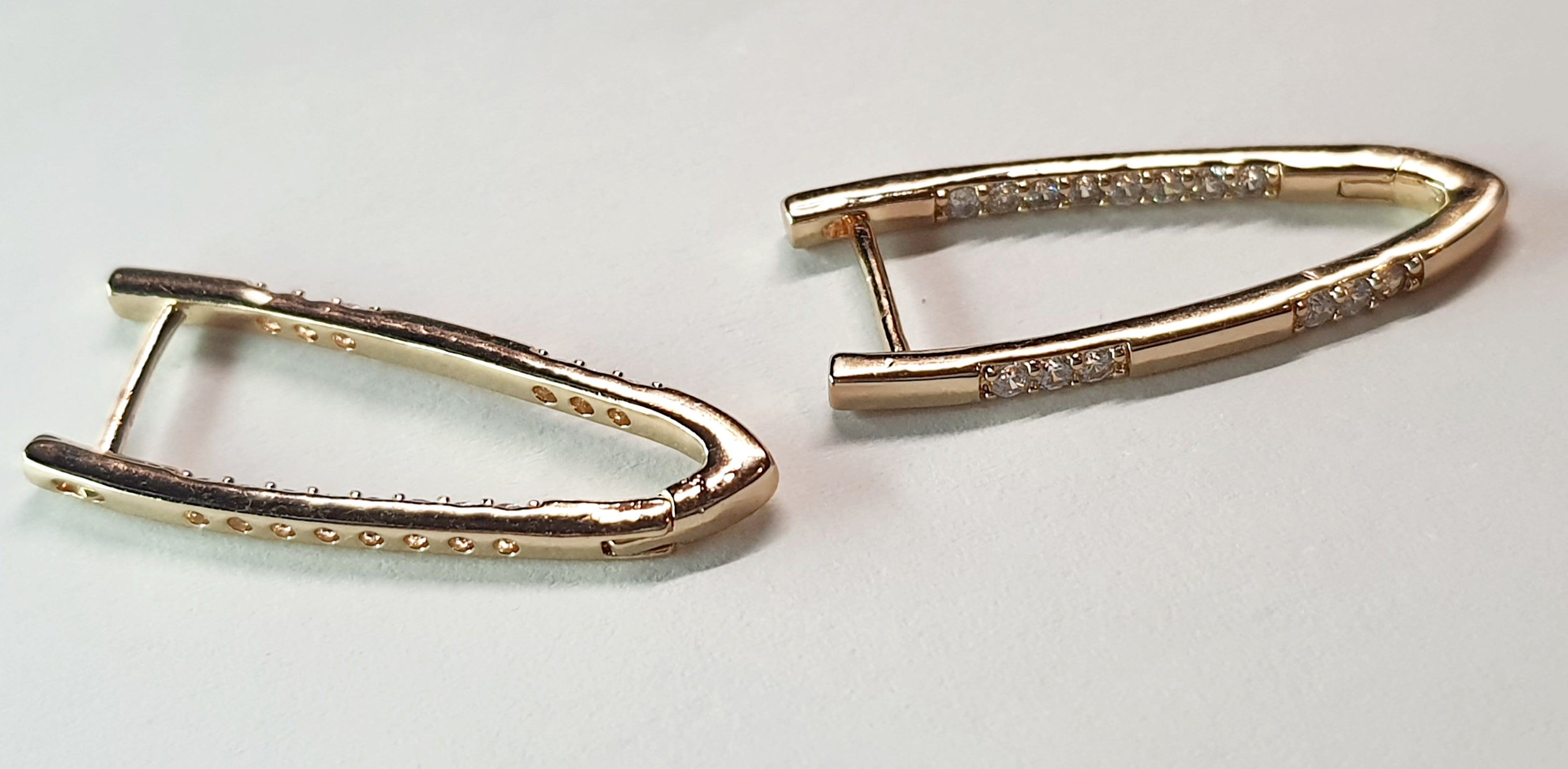 Złote kolczyki geometryczne z przezroczystymi cyrkoniami, długość 2,8 cm, stal chirurgiczna, stal nierdzewna, wodoodporne, hipoalergiczne, jakość premium, minimalistyczny styl, Rouge Bizu.