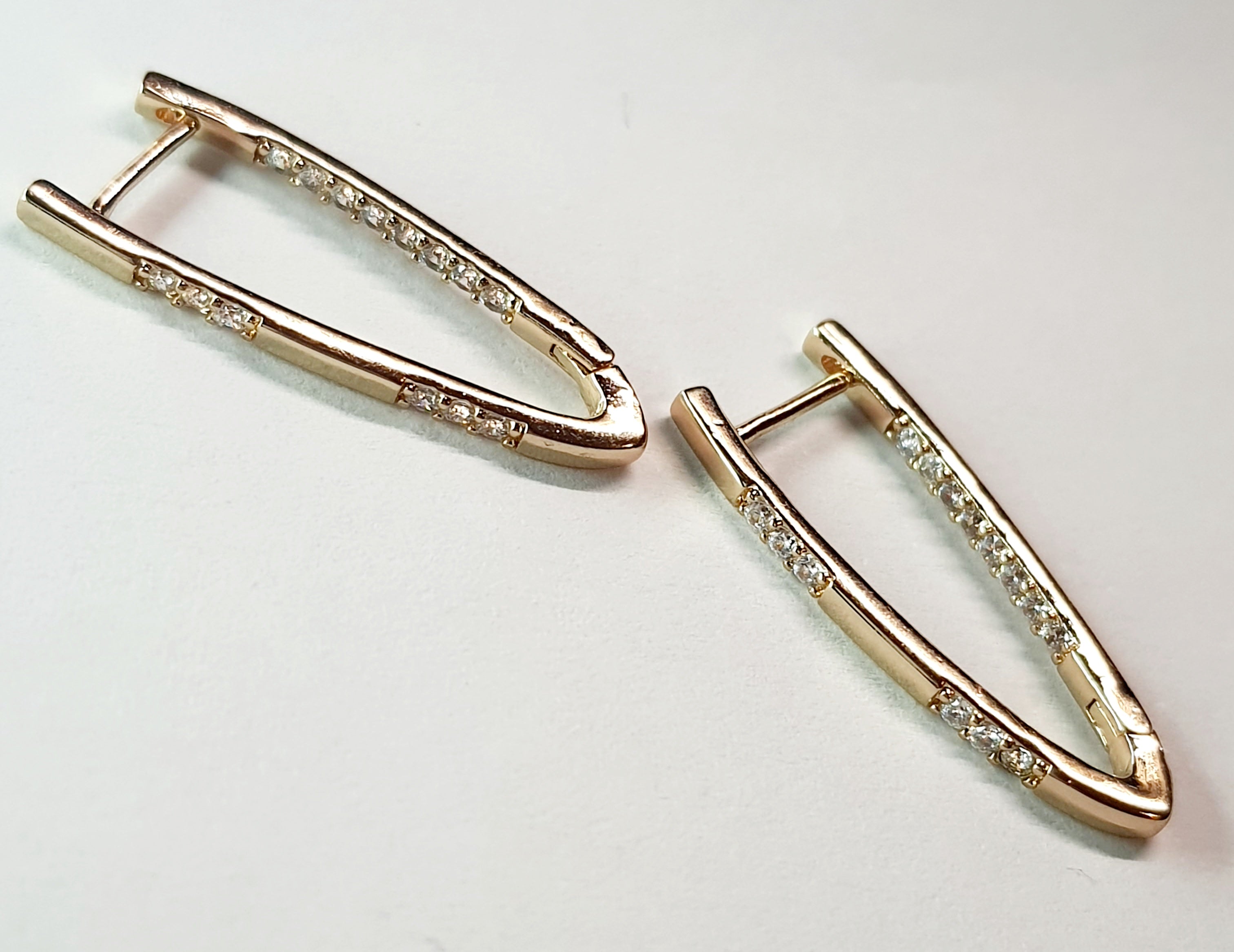 Złote kolczyki geometryczne z przezroczystymi cyrkoniami, długość 2,8 cm, stal chirurgiczna, stal nierdzewna, wodoodporne, hipoalergiczne, jakość premium, minimalistyczny styl, Rouge Bizu.