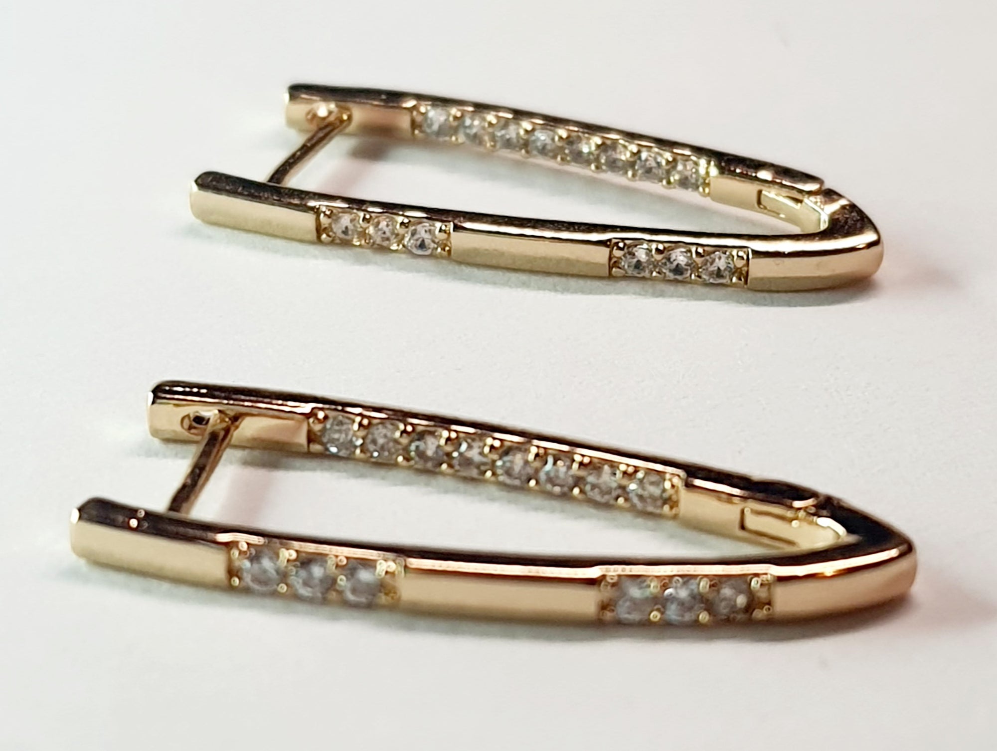 Złote kolczyki geometryczne z przezroczystymi cyrkoniami, długość 2,8 cm, stal chirurgiczna, stal nierdzewna, wodoodporne, hipoalergiczne, jakość premium, minimalistyczny styl, Rouge Bizu.