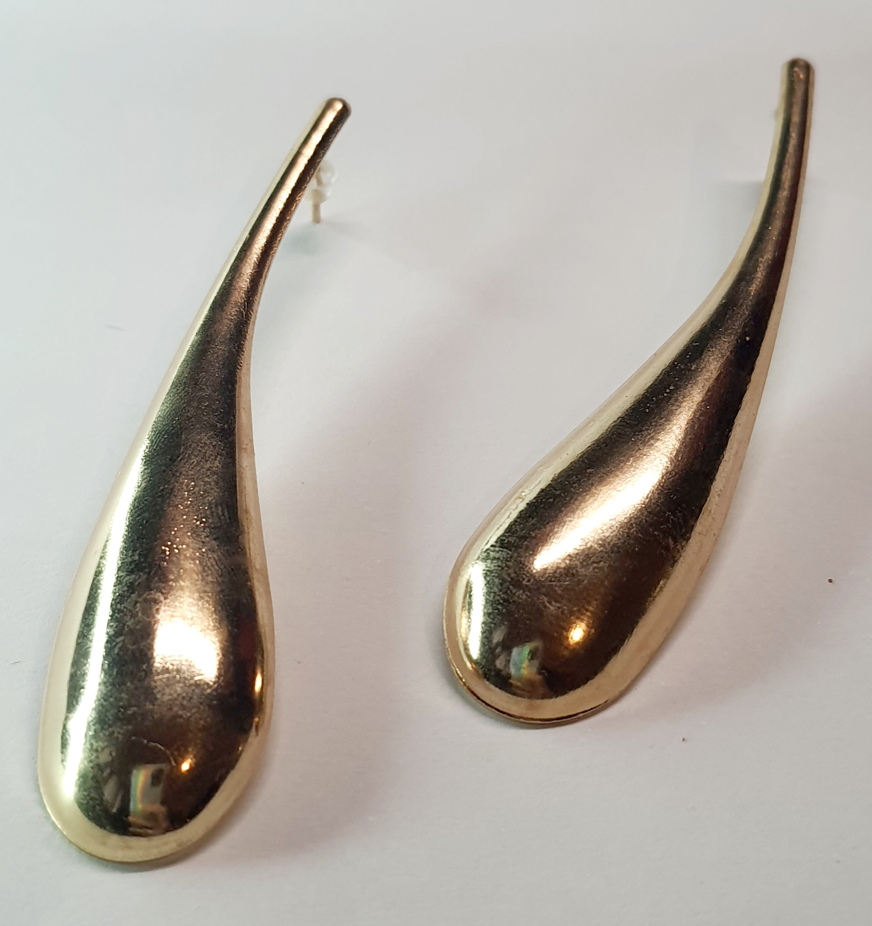 Złote kolczyki w kształcie długich kropli, długość 8 cm, stal chirurgiczna, stal nierdzewna, wodoodporne, hipoalergiczne, jakość premium, elegancki styl, Rouge Bizu.