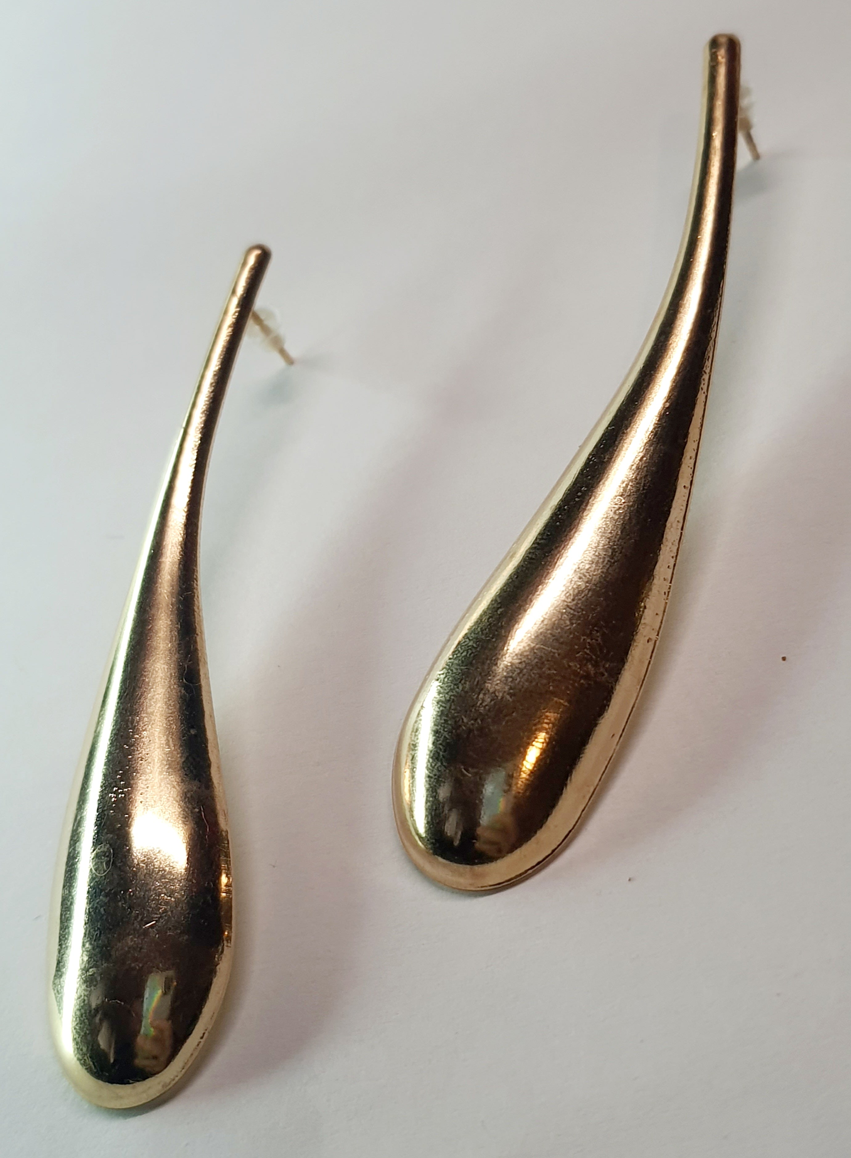 Złote kolczyki w kształcie długich kropli, długość 8 cm, stal chirurgiczna, stal nierdzewna, wodoodporne, hipoalergiczne, jakość premium, elegancki styl, Rouge Bizu.