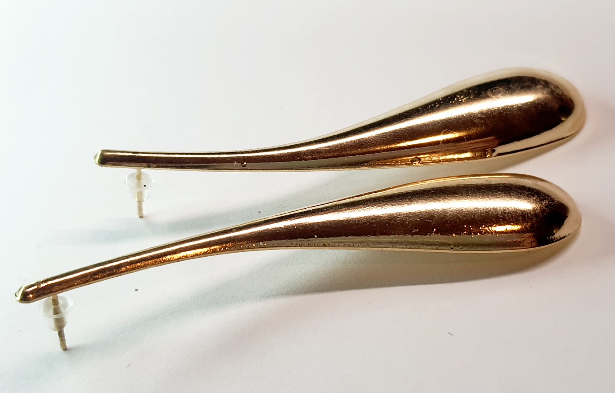 Złote kolczyki w kształcie długich kropli, długość 8 cm, stal chirurgiczna, stal nierdzewna, wodoodporne, hipoalergiczne, jakość premium, elegancki styl, Rouge Bizu.