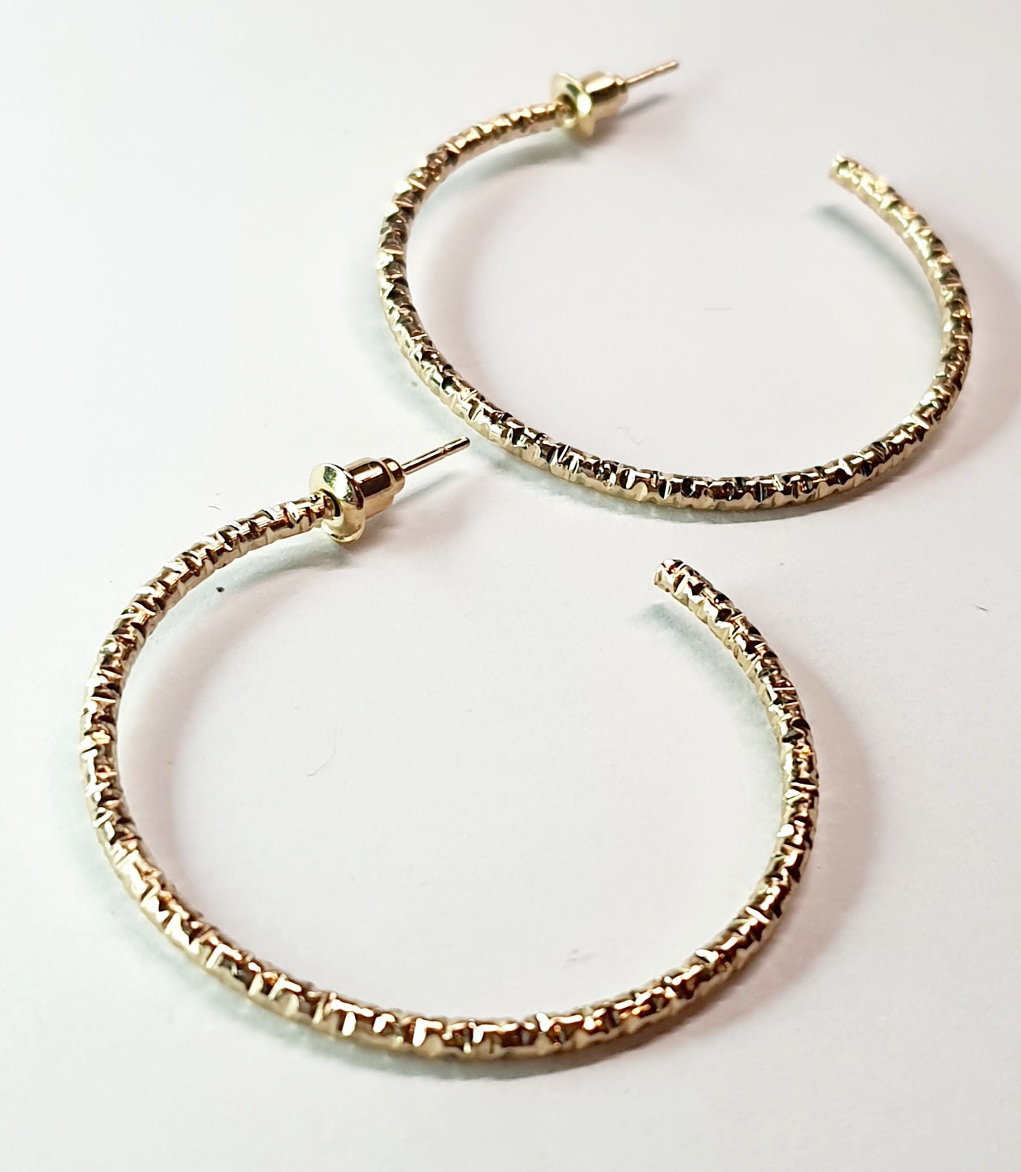 Złote kolczyki koła z delikatnie zdobioną fakturą, średnica 4 cm, stal chirurgiczna, stal nierdzewna, wodoodporne, hipoalergiczne, jakość premium, elegancki styl, Rouge Bizu.