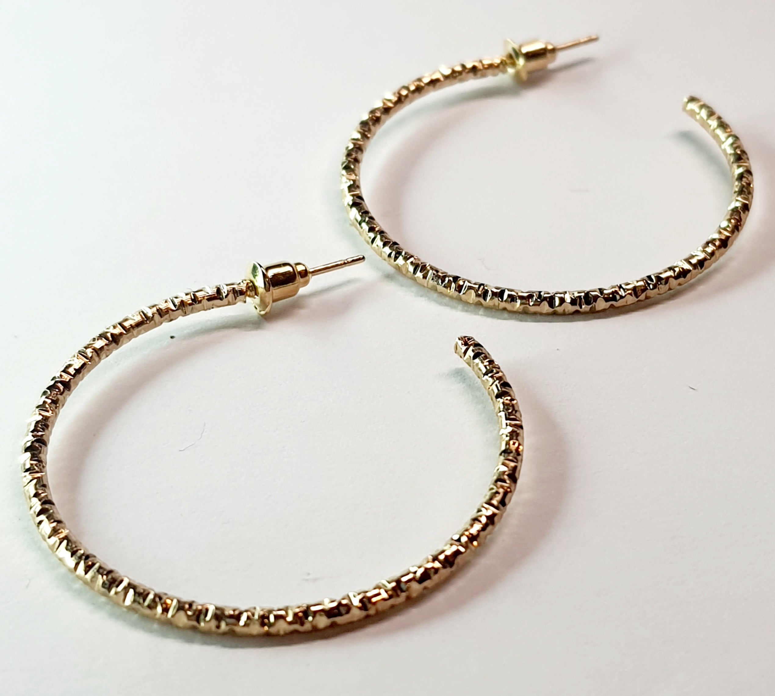 Złote kolczyki koła z delikatnie zdobioną fakturą, średnica 4 cm, stal chirurgiczna, stal nierdzewna, wodoodporne, hipoalergiczne, jakość premium, elegancki styl, Rouge Bizu.