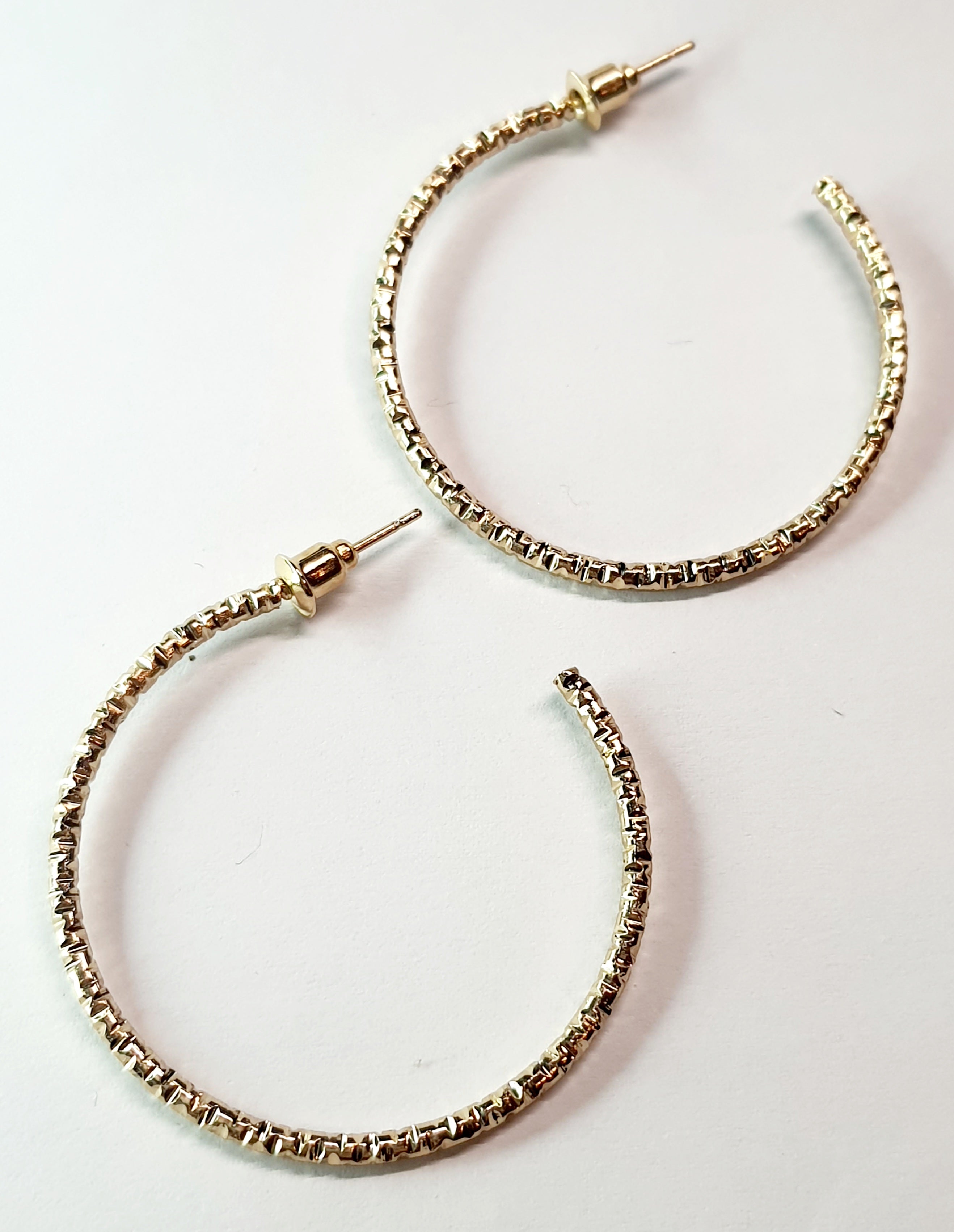 Złote kolczyki koła z delikatnie zdobioną fakturą, średnica 4 cm, stal chirurgiczna, stal nierdzewna, wodoodporne, hipoalergiczne, jakość premium, elegancki styl, Rouge Bizu.