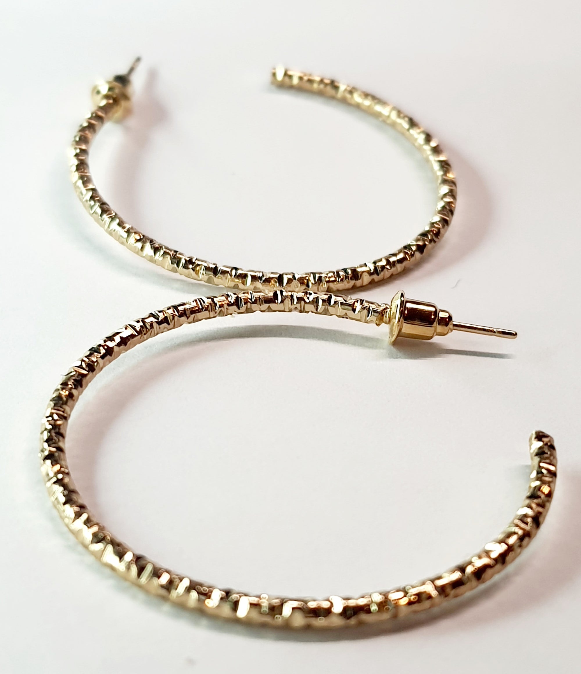 Złote kolczyki koła z delikatnie zdobioną fakturą, średnica 4 cm, stal chirurgiczna, stal nierdzewna, wodoodporne, hipoalergiczne, jakość premium, elegancki styl, Rouge Bizu.