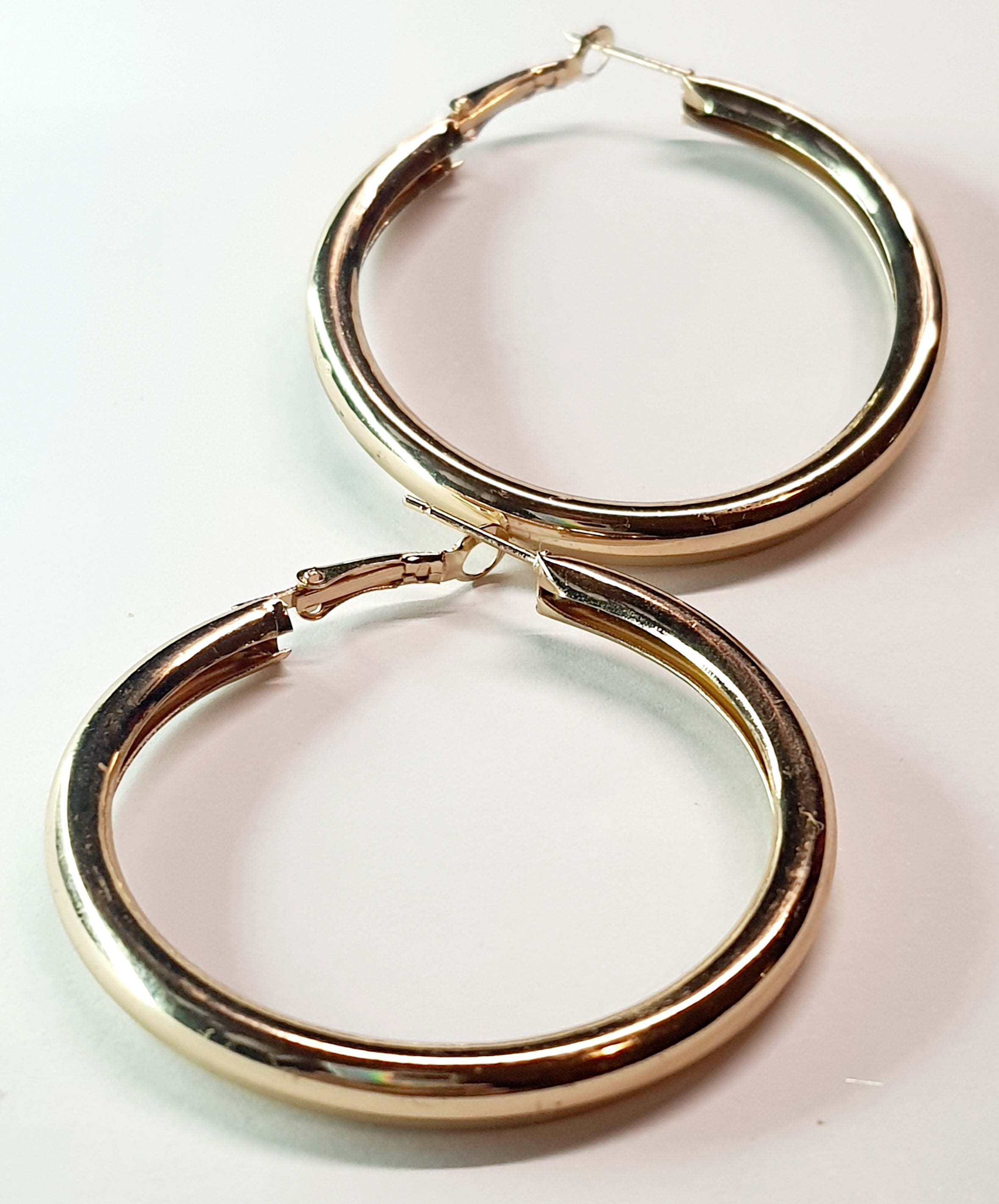 Złote kolczyki chunky koła, średnica 6 cm, stal chirurgiczna, stal nierdzewna, wodoodporne, hipoalergiczne, jakość premium, elegancki styl, Rouge Bizu.