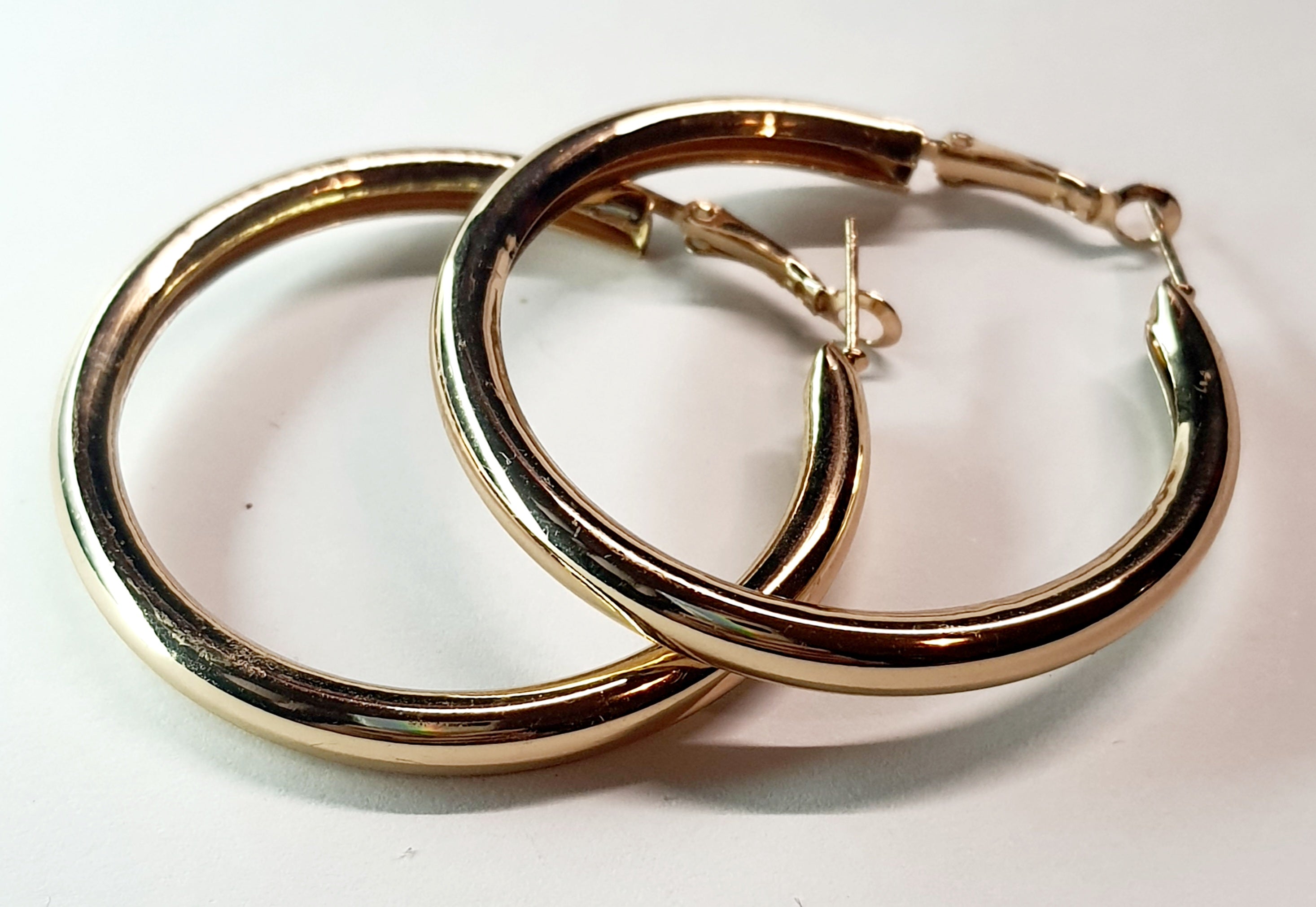 Złote kolczyki chunky koła, średnica 6 cm, stal chirurgiczna, stal nierdzewna, wodoodporne, hipoalergiczne, jakość premium, elegancki styl, Rouge Bizu.