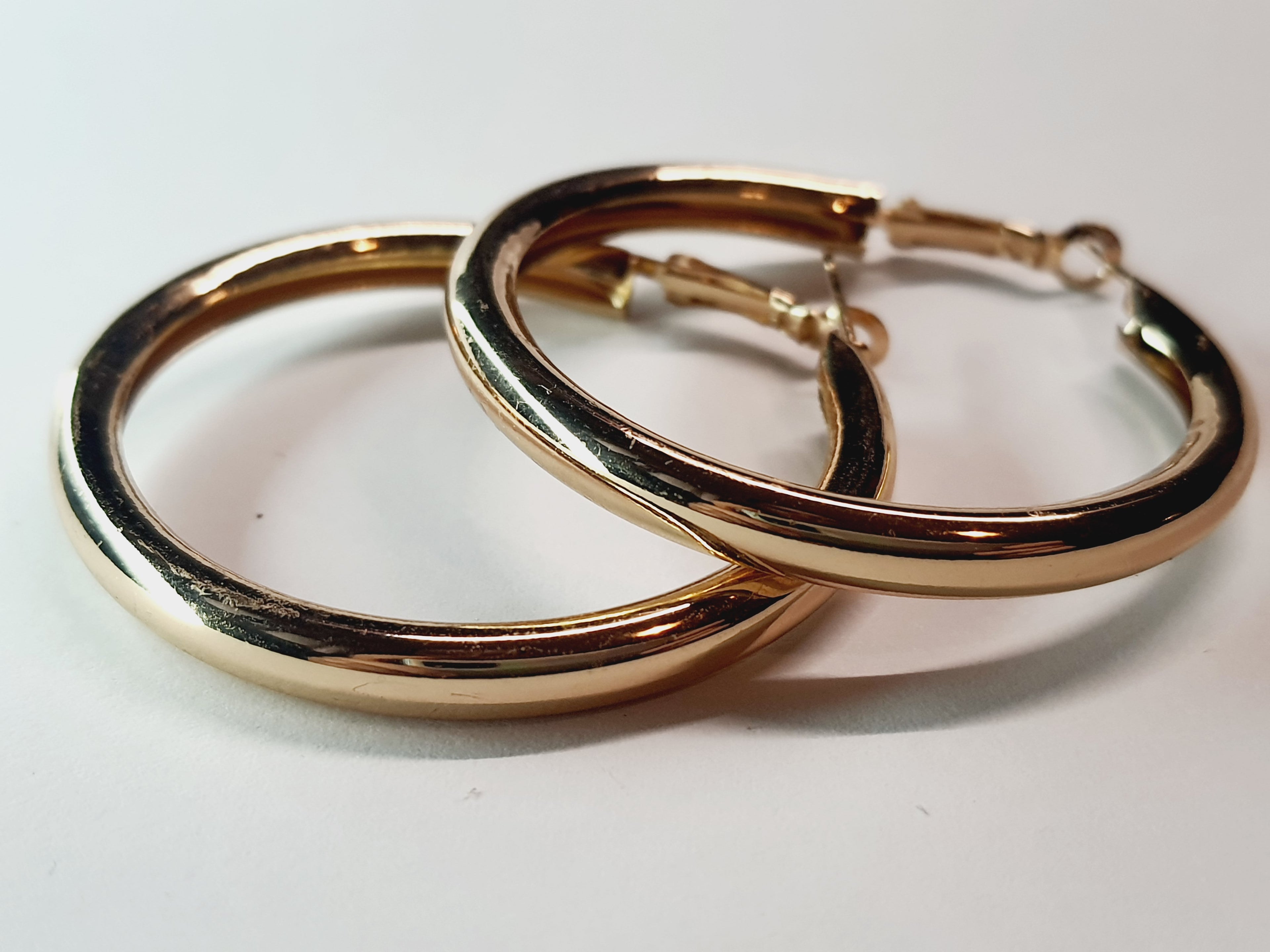 Złote kolczyki chunky koła, średnica 6 cm, stal chirurgiczna, stal nierdzewna, wodoodporne, hipoalergiczne, jakość premium, elegancki styl, Rouge Bizu.