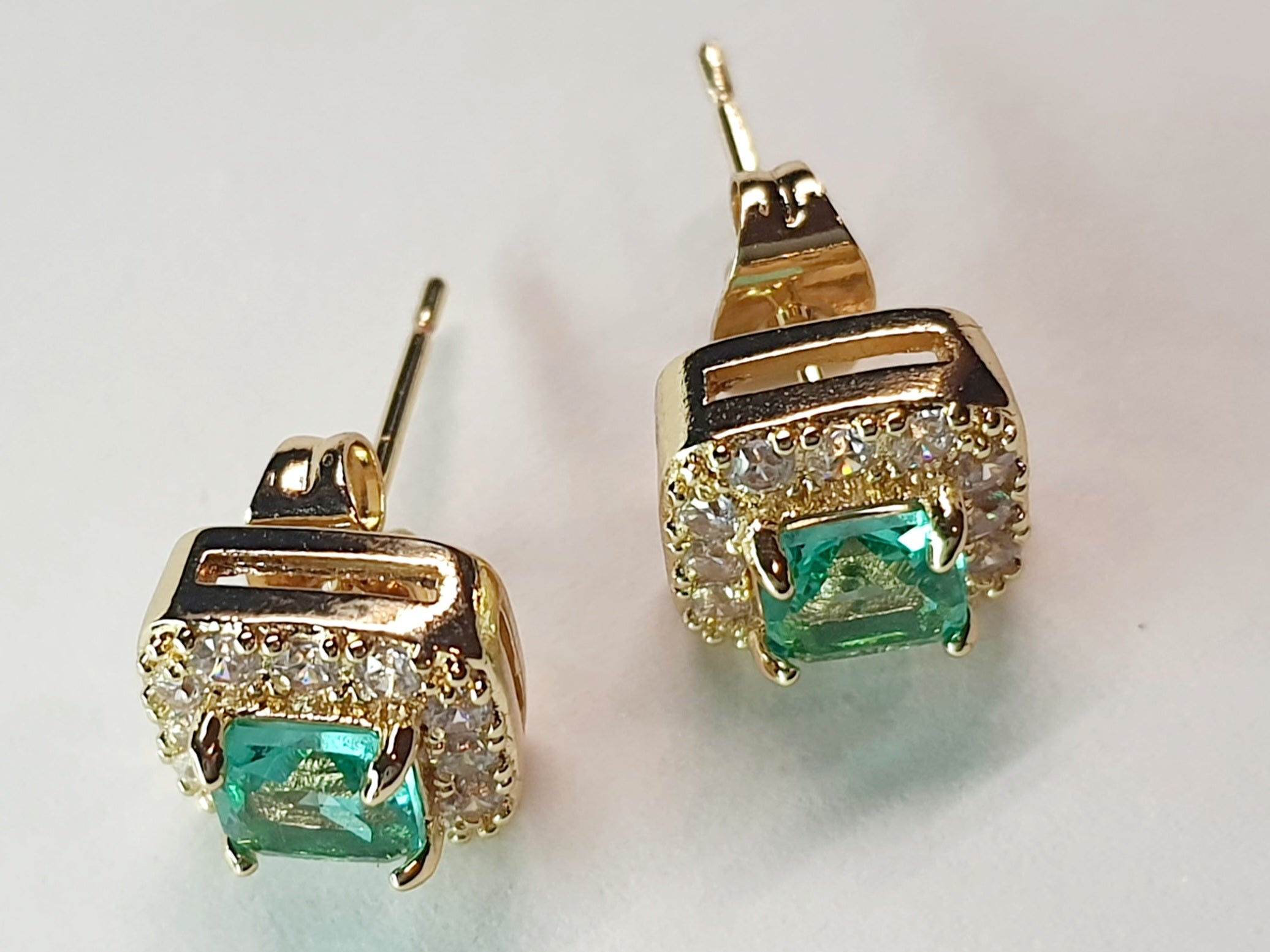 Złote kolczyki z zielonym szmaragdowym kamieniem w otoczeniu cyrkonii, średnica 1 cm, stal chirurgiczna, stal nierdzewna, wodoodporne, hipoalergiczne, jakość premium, elegancki styl glamour vintage, Rouge Bizu.