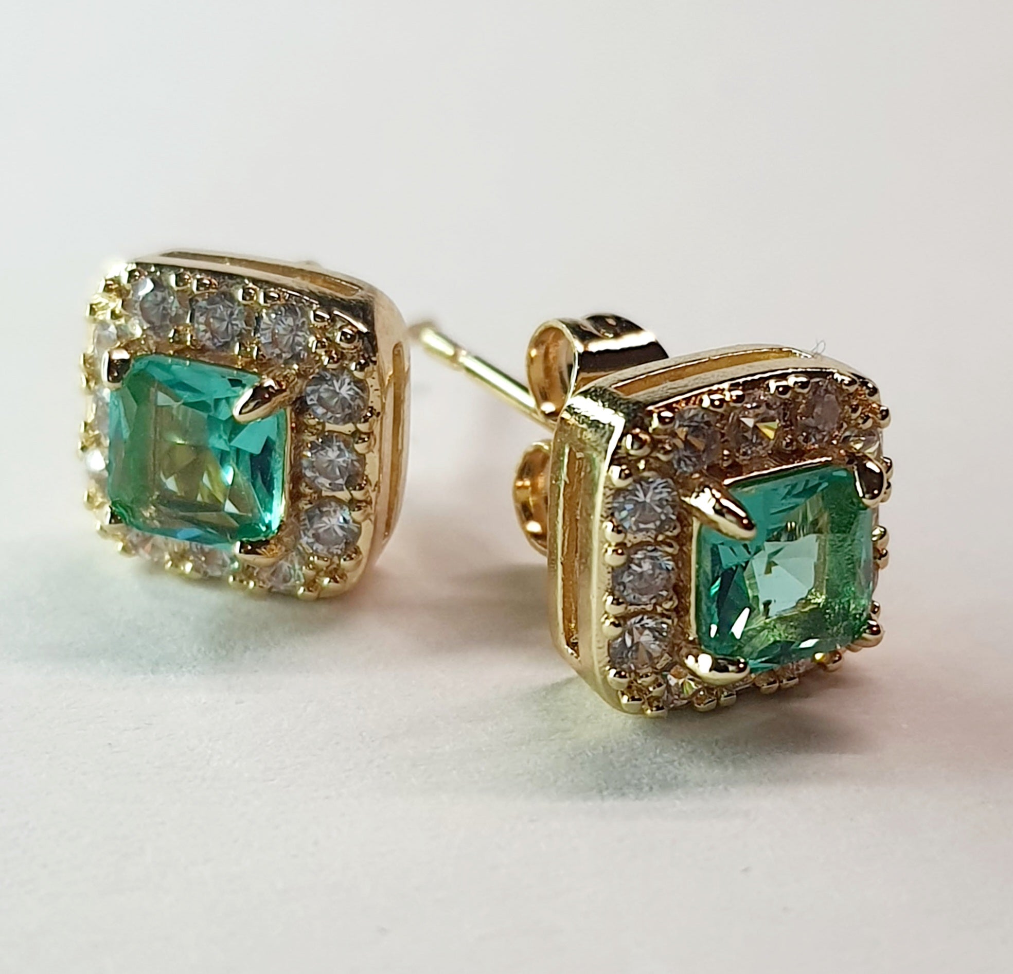 Złote kolczyki z zielonym szmaragdowym kamieniem w otoczeniu cyrkonii, średnica 1 cm, stal chirurgiczna, stal nierdzewna, wodoodporne, hipoalergiczne, jakość premium, elegancki styl glamour vintage, Rouge Bizu.