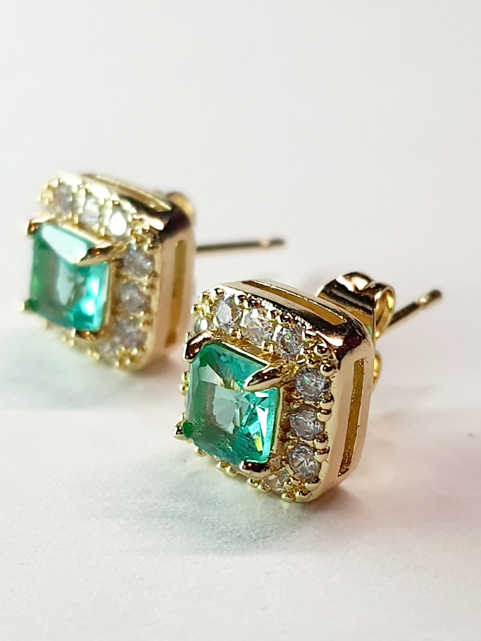 Złote kolczyki z zielonym szmaragdowym kamieniem w otoczeniu cyrkonii, średnica 1 cm, stal chirurgiczna, stal nierdzewna, wodoodporne, hipoalergiczne, jakość premium, elegancki styl glamour vintage, Rouge Bizu.