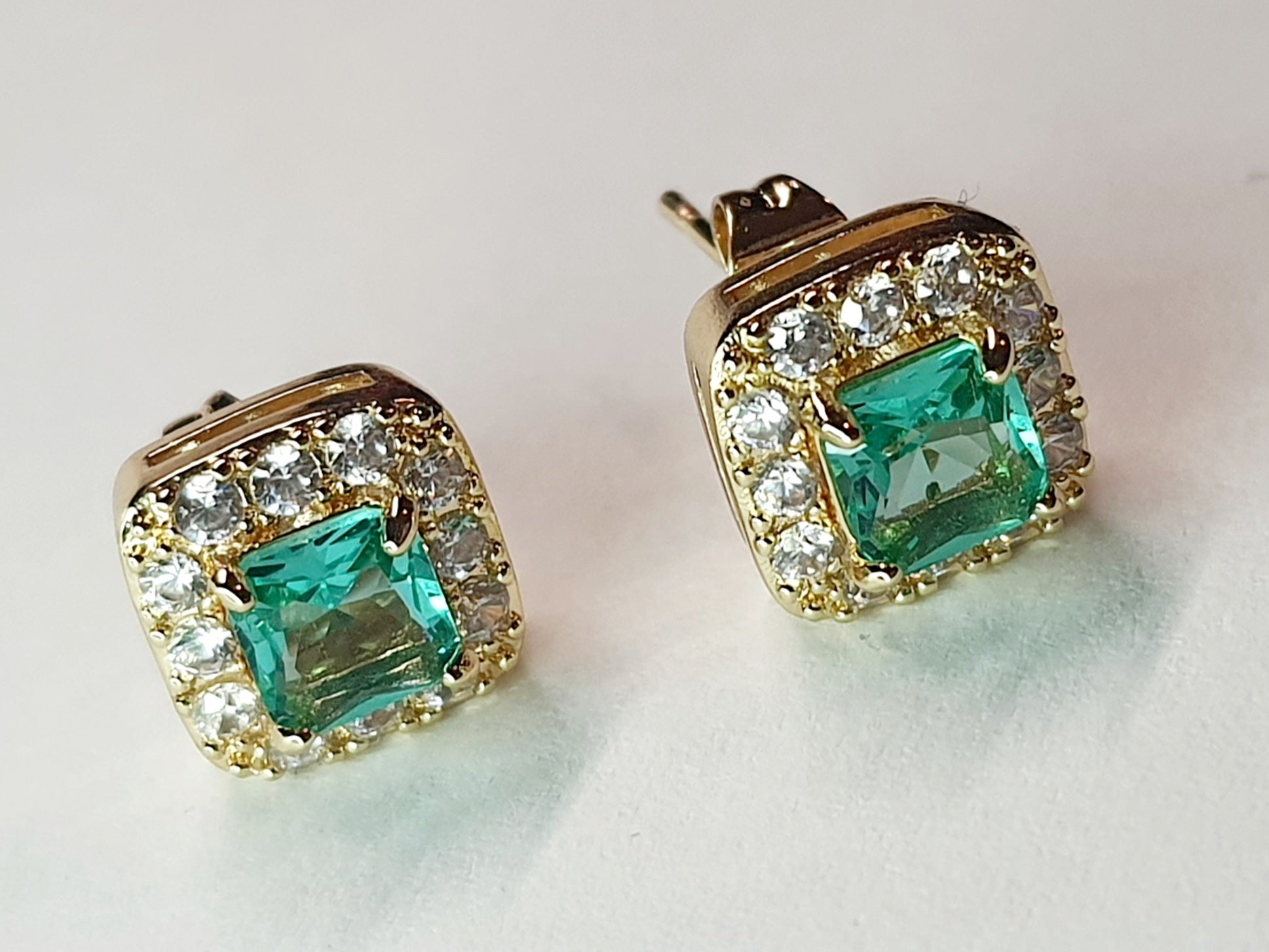 Złote kolczyki z zielonym szmaragdowym kamieniem w otoczeniu cyrkonii, średnica 1 cm, stal chirurgiczna, stal nierdzewna, wodoodporne, hipoalergiczne, jakość premium, elegancki styl glamour vintage, Rouge Bizu.