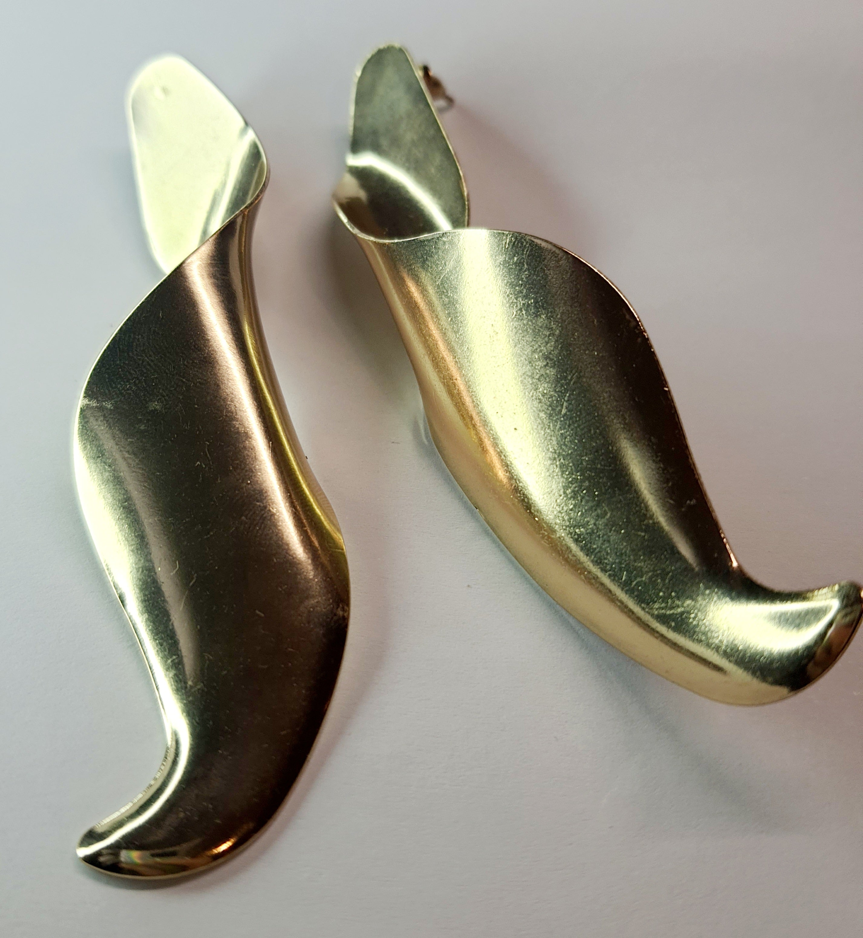 Złote długie kolczyki spiralne, długość 10 cm, stal chirurgiczna, stal nierdzewna, wodoodporne, hipoalergiczne, jakość premium, artystyczny styl, Rouge Bizu.