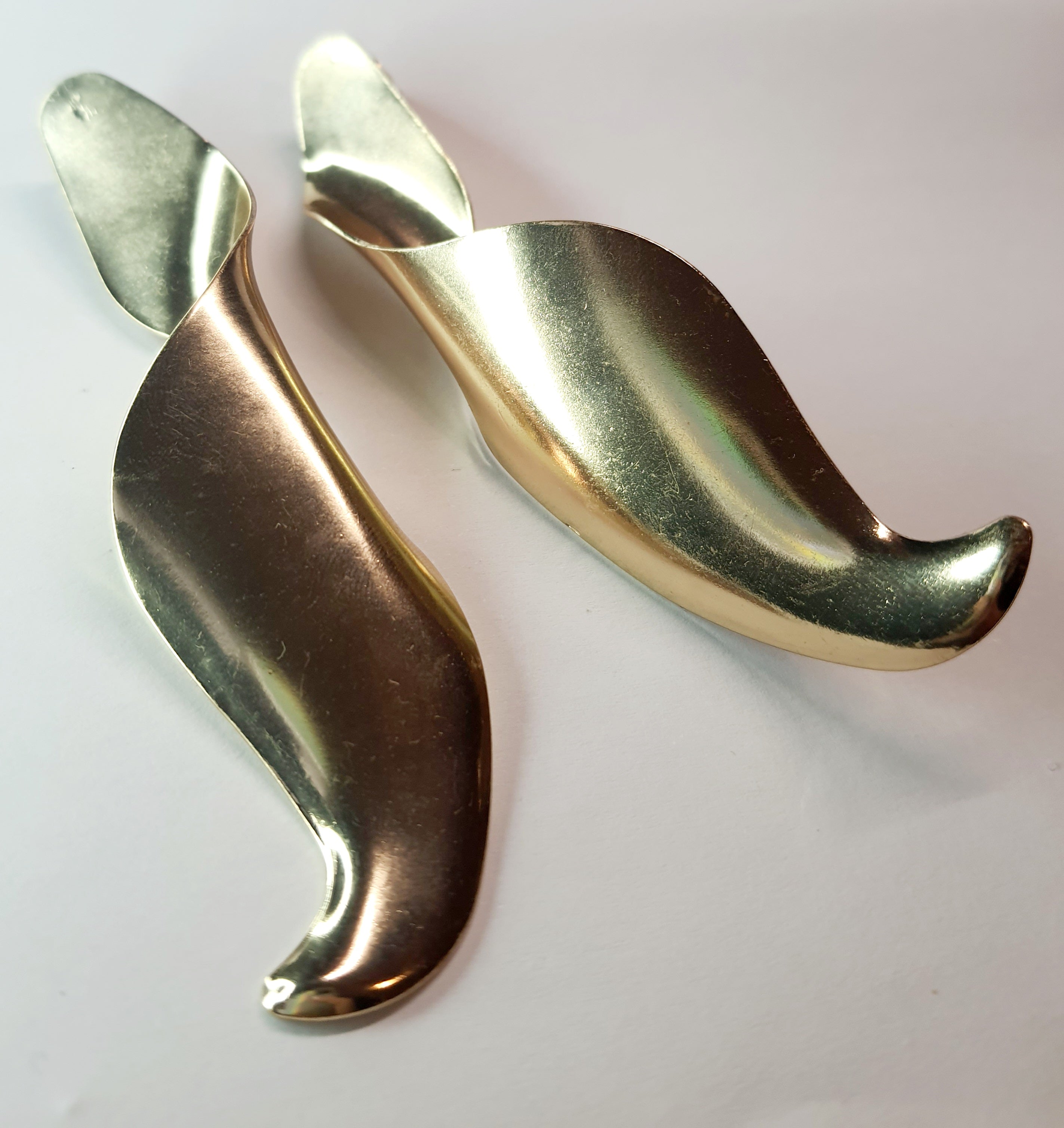 Złote długie kolczyki spiralne, długość 10 cm, stal chirurgiczna, stal nierdzewna, wodoodporne, hipoalergiczne, jakość premium, artystyczny styl, Rouge Bizu.