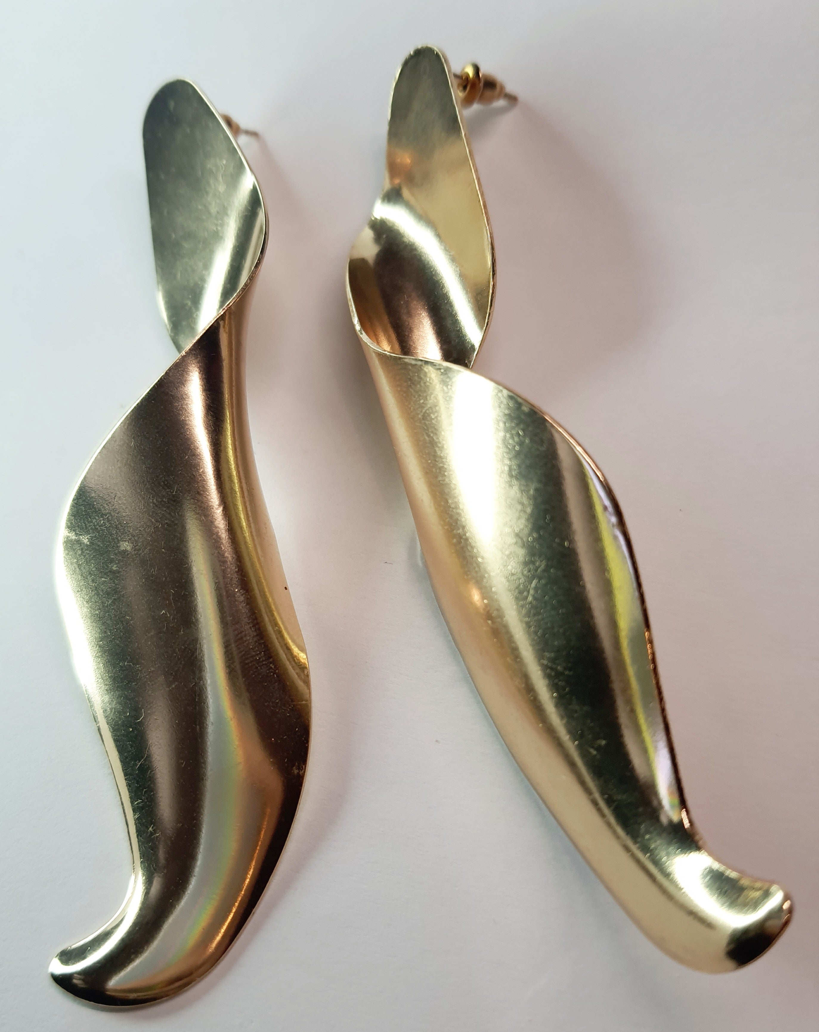 Złote długie kolczyki spiralne, długość 10 cm, stal chirurgiczna, stal nierdzewna, wodoodporne, hipoalergiczne, jakość premium, artystyczny styl, Rouge Bizu.