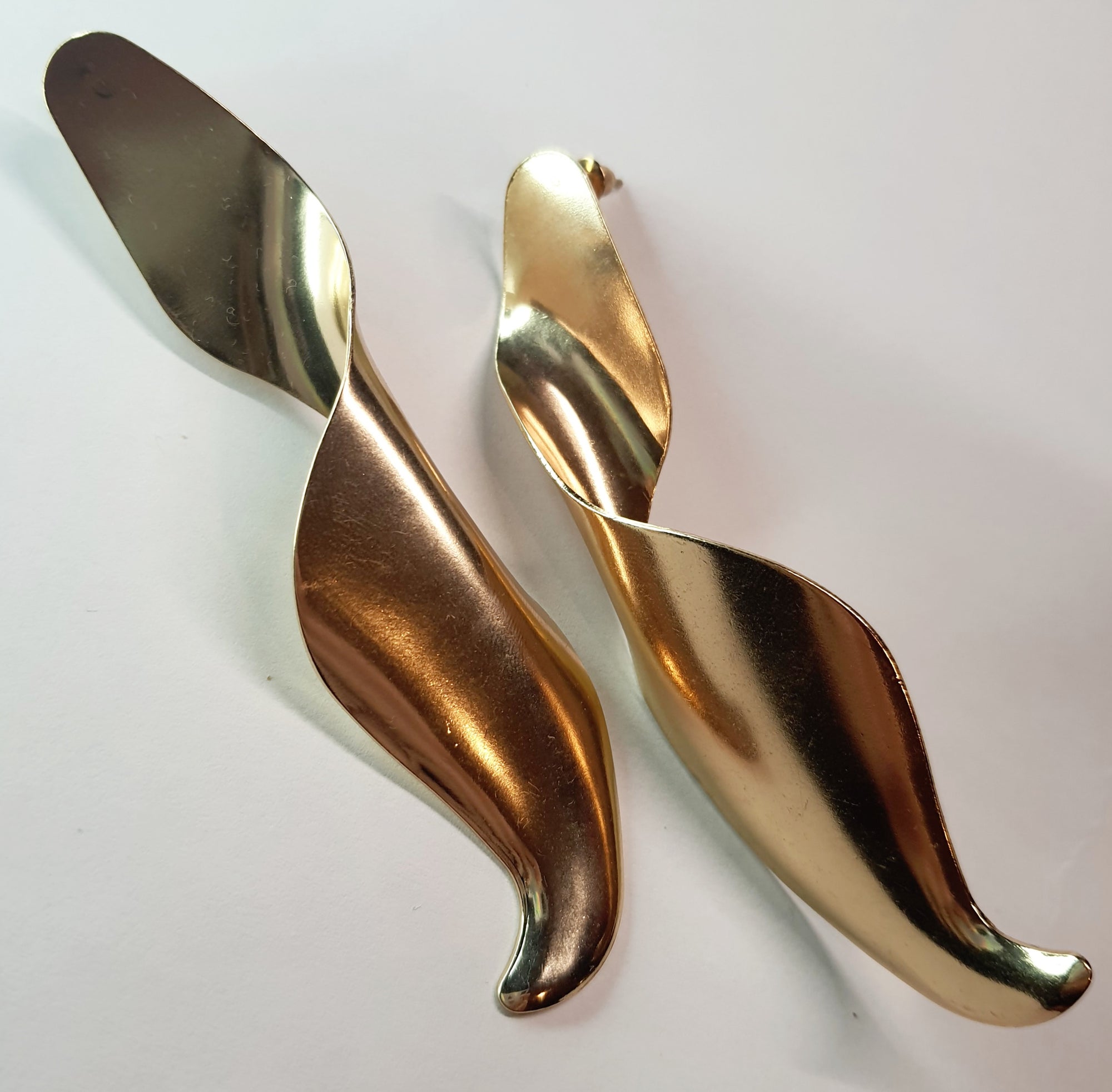 Złote długie kolczyki spiralne, długość 10 cm, stal chirurgiczna, stal nierdzewna, wodoodporne, hipoalergiczne, jakość premium, artystyczny styl, Rouge Bizu.