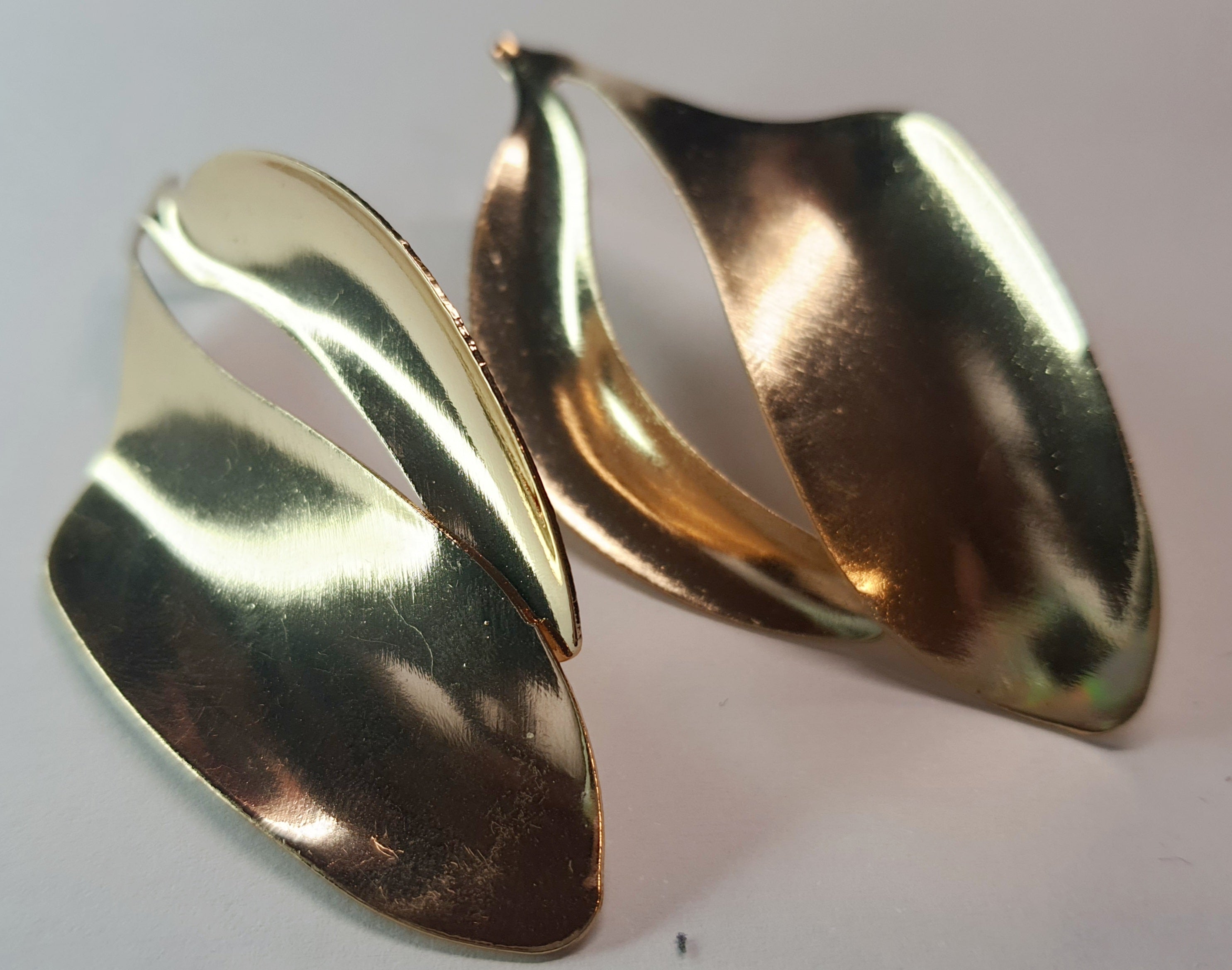 Złote kolczyki w kształcie fal o długości 7 cm, stal chirurgiczna, stal nierdzewna, wodoodporne, hipoalergiczne, jakość premium, nowoczesny artystyczny styl, Rouge Bizu.