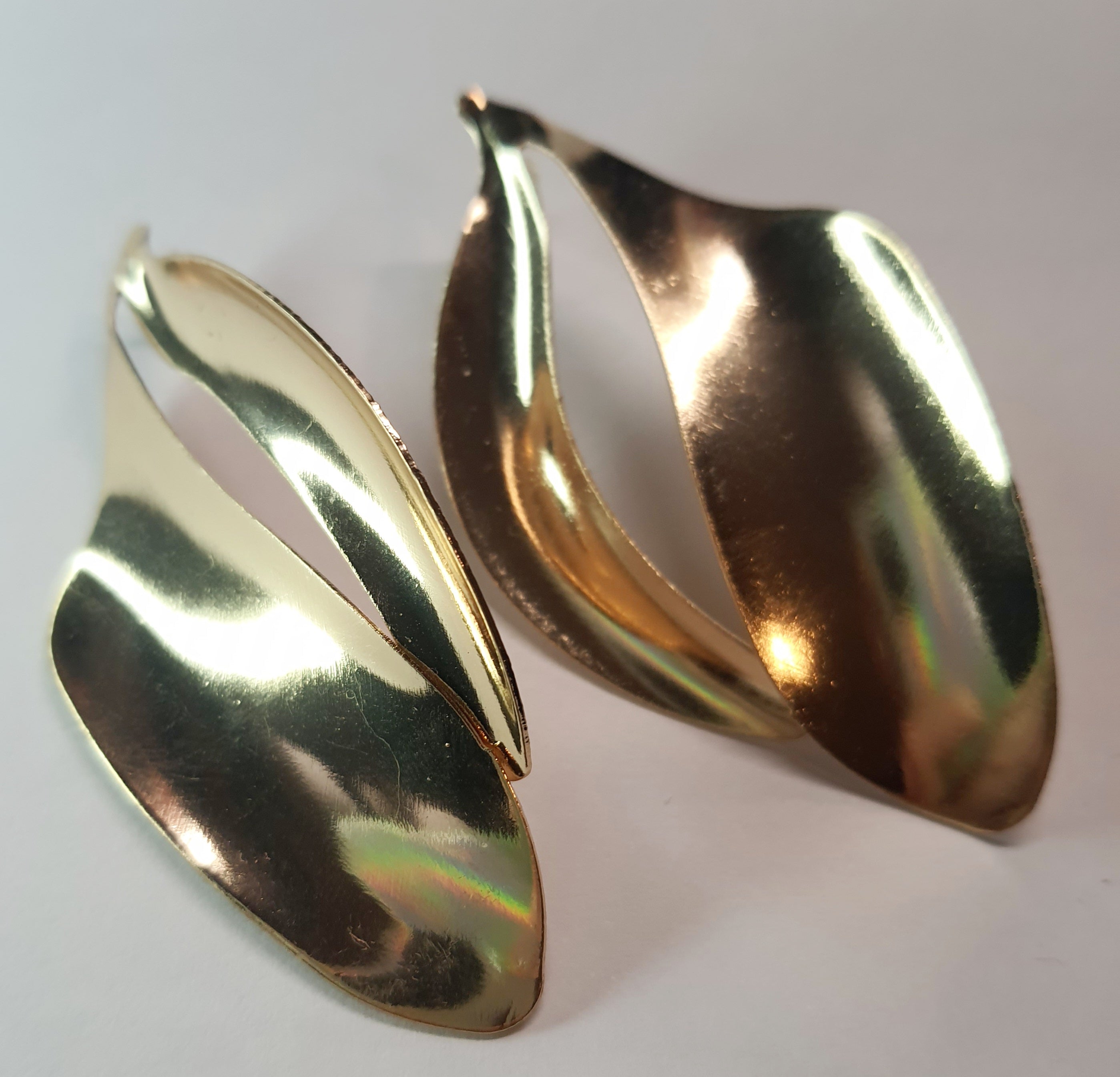 Złote kolczyki w kształcie fal o długości 7 cm, stal chirurgiczna, stal nierdzewna, wodoodporne, hipoalergiczne, jakość premium, nowoczesny artystyczny styl, Rouge Bizu.