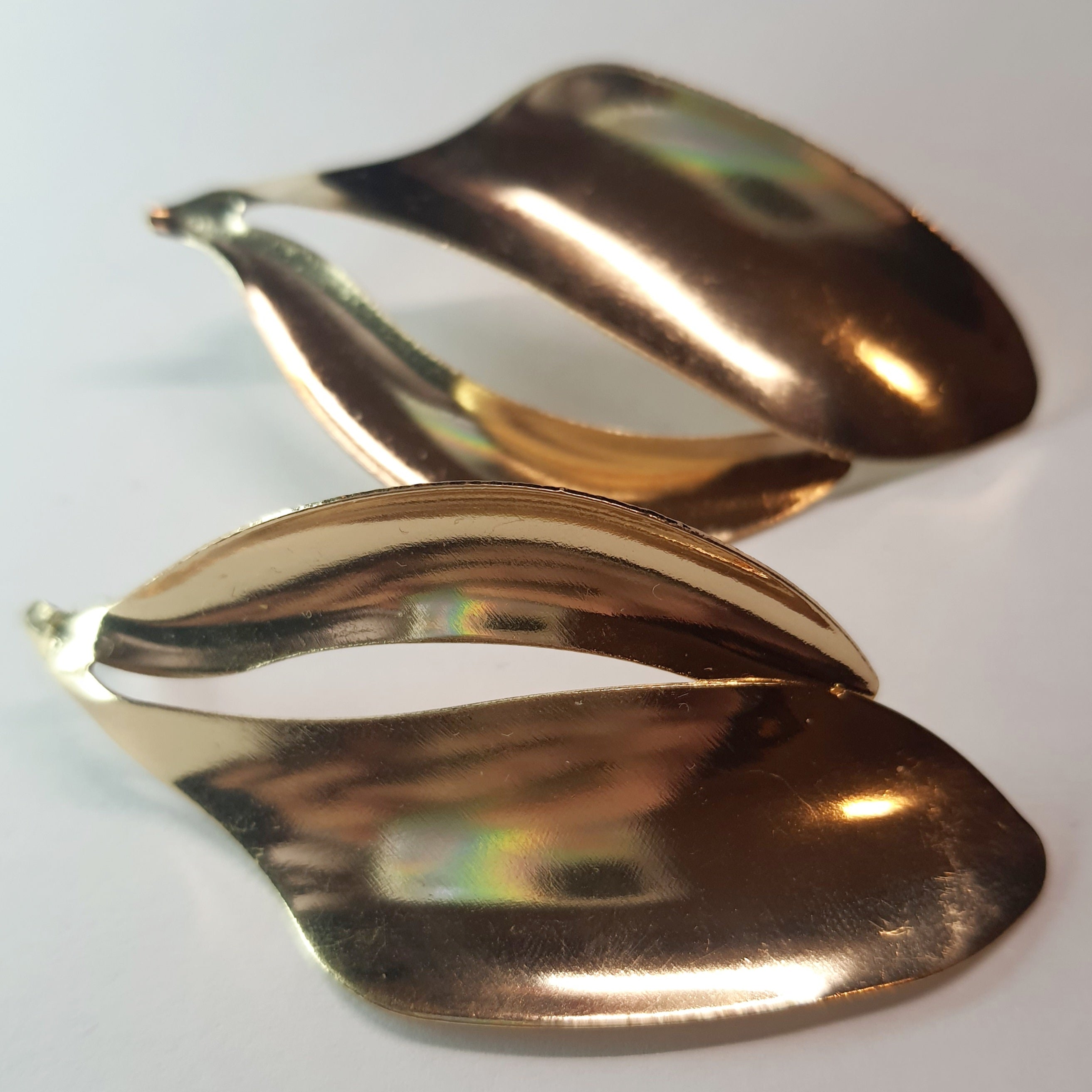 Złote kolczyki w kształcie fal o długości 7 cm, stal chirurgiczna, stal nierdzewna, wodoodporne, hipoalergiczne, jakość premium, nowoczesny artystyczny styl, Rouge Bizu.