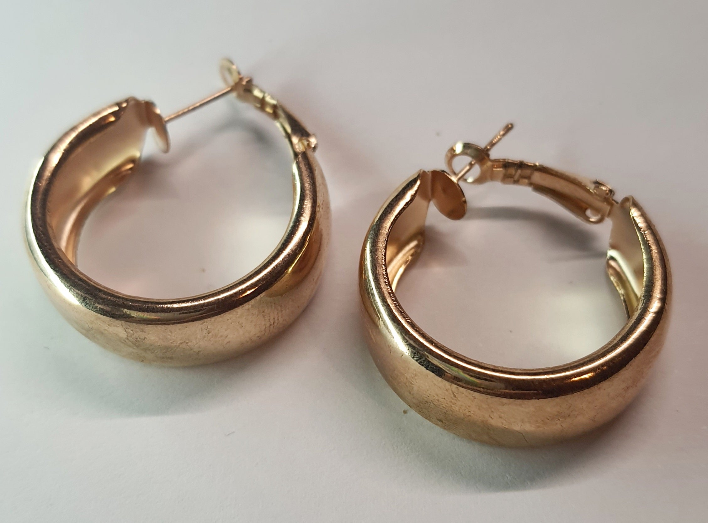 Złote kolczyki chunky kółka o szerokości 3 cm i grubości 1 cm, stal chirurgiczna, stal nierdzewna, wodoodporne, hipoalergiczne, jakość premium, elegancki styl, Rouge Bizu.