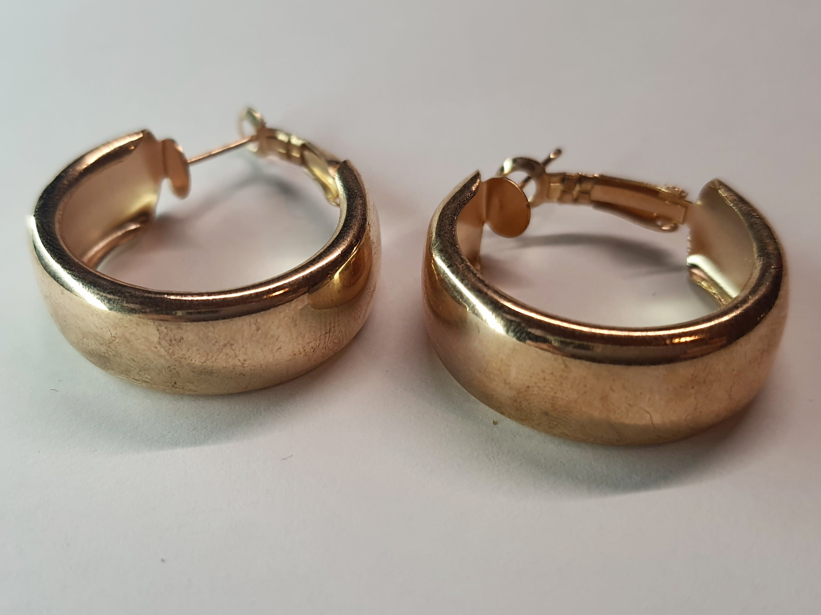 Złote kolczyki chunky kółka o szerokości 3 cm i grubości 1 cm, stal chirurgiczna, stal nierdzewna, wodoodporne, hipoalergiczne, jakość premium, elegancki styl, Rouge Bizu.