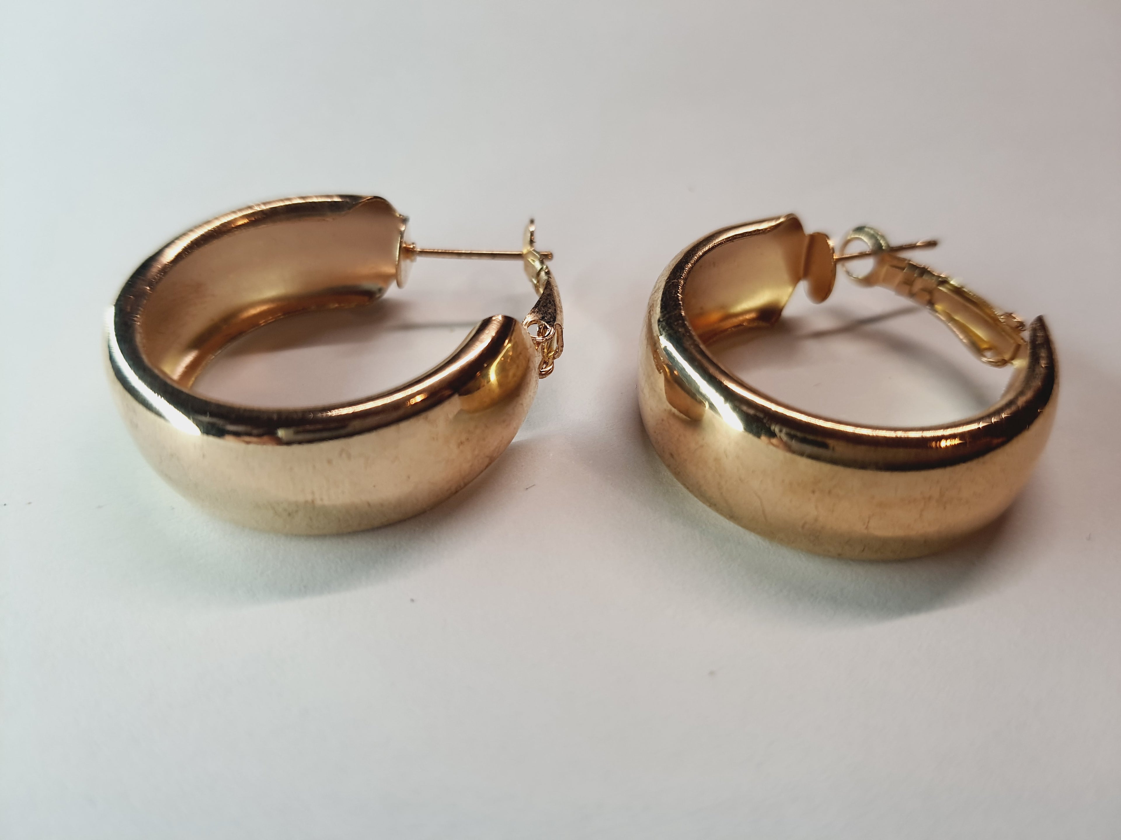 Złote kolczyki chunky kółka o szerokości 3 cm i grubości 1 cm, stal chirurgiczna, stal nierdzewna, wodoodporne, hipoalergiczne, jakość premium, elegancki styl, Rouge Bizu.