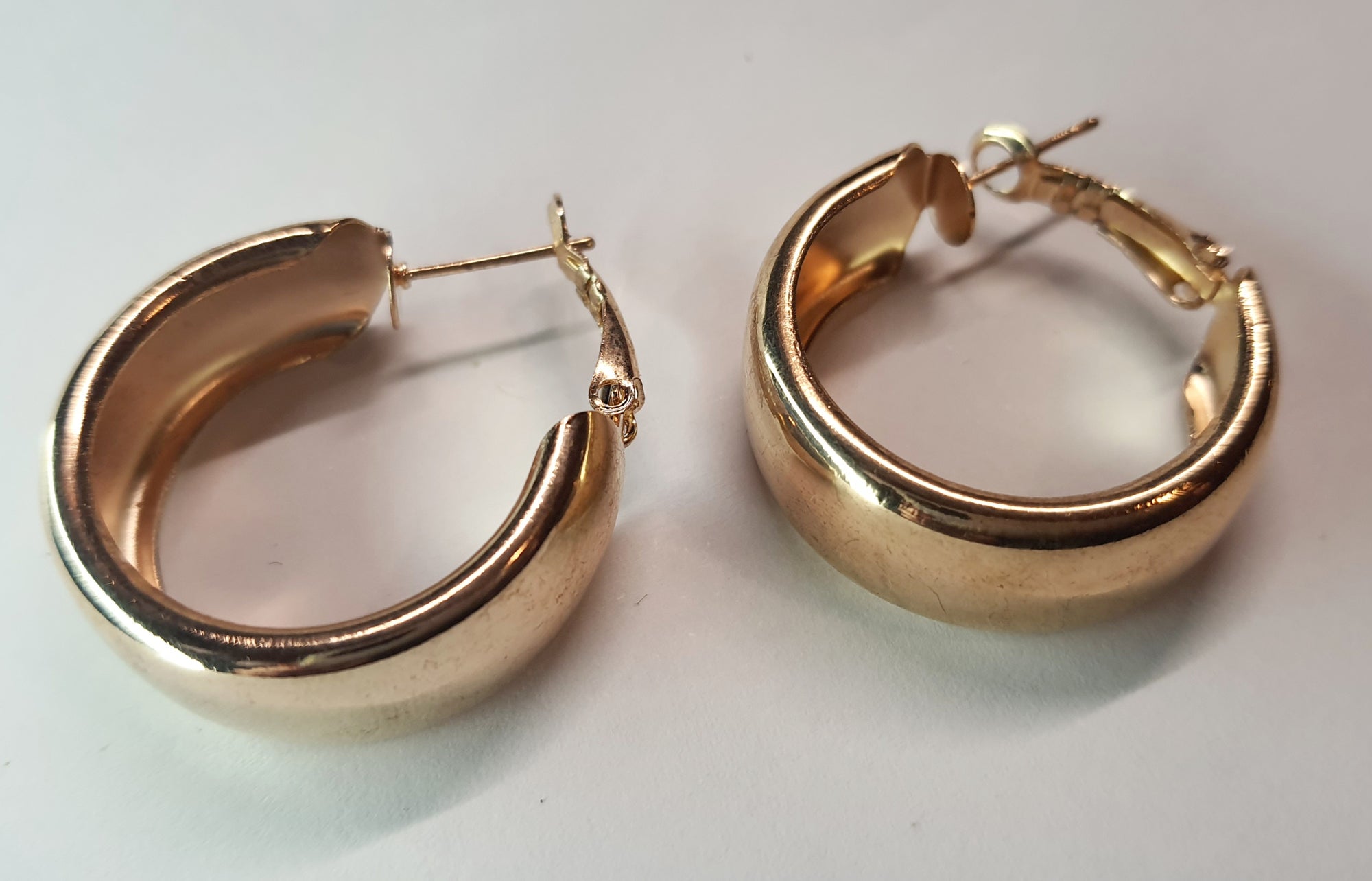 Złote kolczyki chunky kółka o szerokości 3 cm i grubości 1 cm, stal chirurgiczna, stal nierdzewna, wodoodporne, hipoalergiczne, jakość premium, elegancki styl, Rouge Bizu.