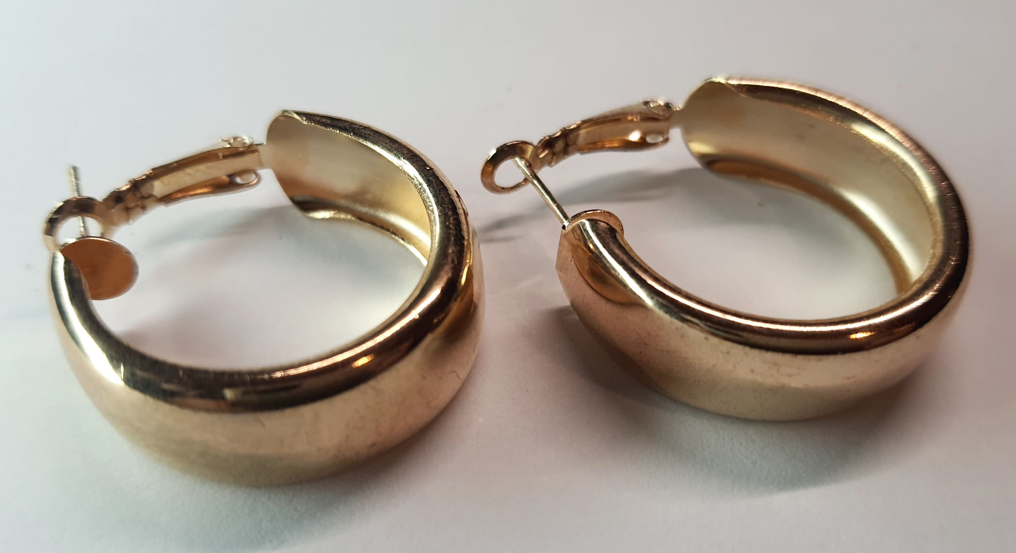 Gold earrings with a pearl disc – a modern classic