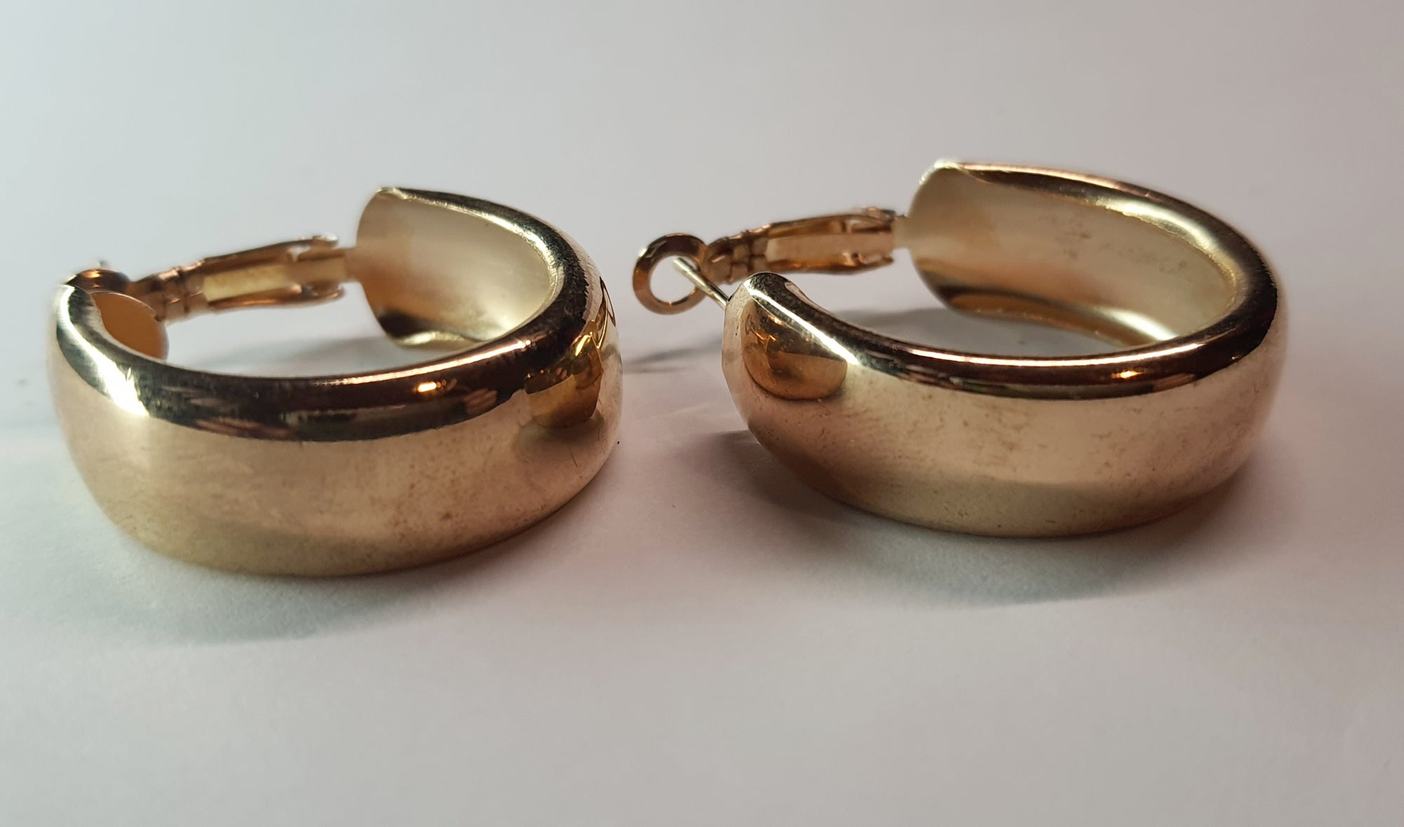 Gold earrings with a pearl disc – a modern classic