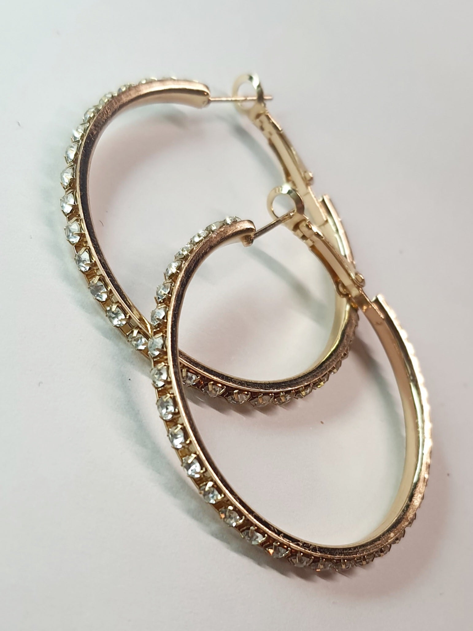 Złote kolczyki koła z drobnymi cyrkoniami, średnica 4 cm, stal chirurgiczna, stal nierdzewna, wodoodporne, hipoalergiczne, jakość premium, elegancki styl, Rouge Bizu.