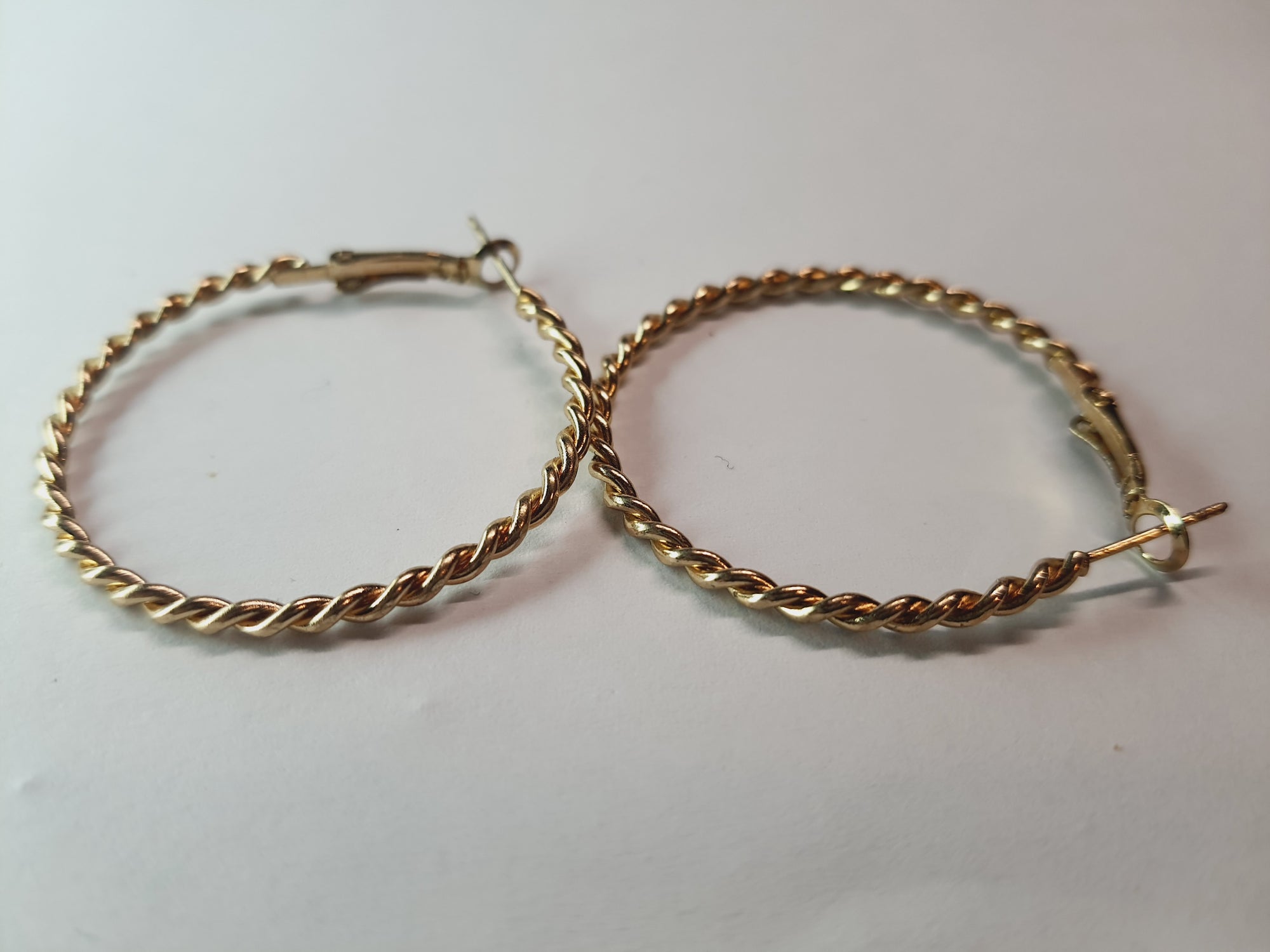 Złote kolczyki plecione koła o średnicy 4 cm, stal chirurgiczna, stal nierdzewna, wodoodporne, hipoalergiczne, jakość premium, elegancki styl, Rouge Bizu.