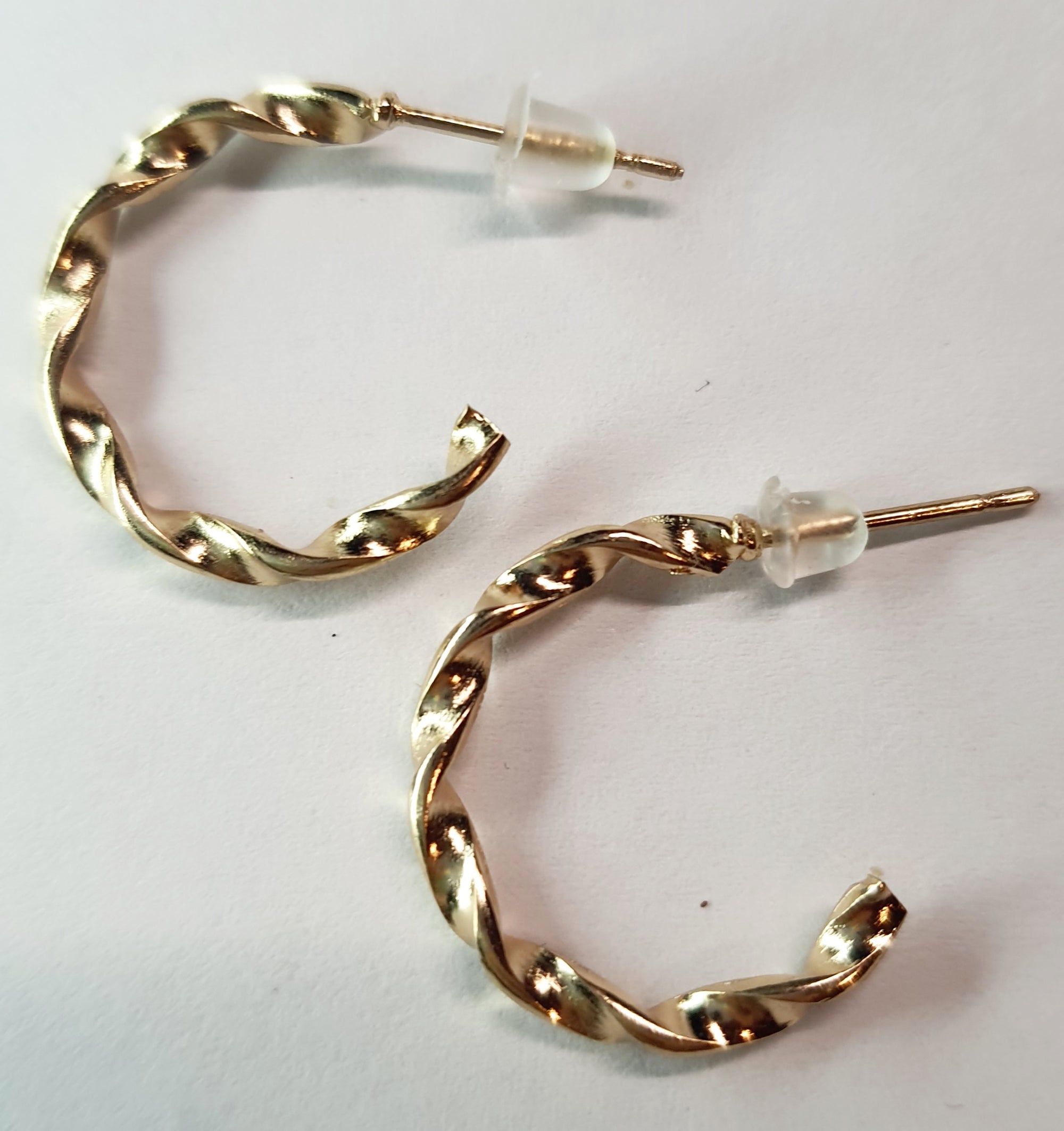 Złote kolczyki skręcone mini koła o średnicy 2 cm, stal chirurgiczna, stal nierdzewna, wodoodporne, hipoalergiczne, jakość premium, minimalistyczny elegancki styl, Rouge Bizu.