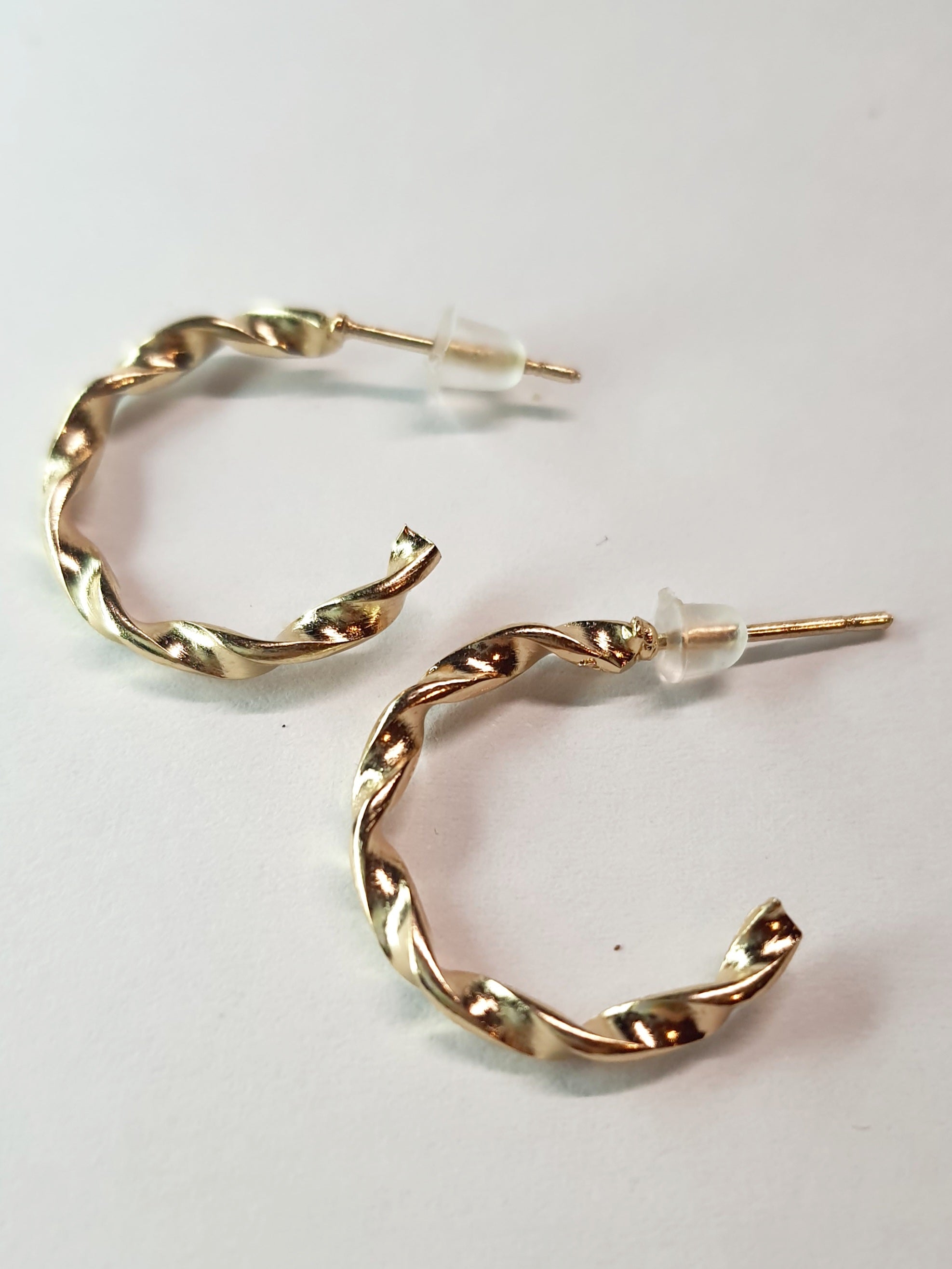 Złote kolczyki skręcone mini koła o średnicy 2 cm, stal chirurgiczna, stal nierdzewna, wodoodporne, hipoalergiczne, jakość premium, minimalistyczny elegancki styl, Rouge Bizu.