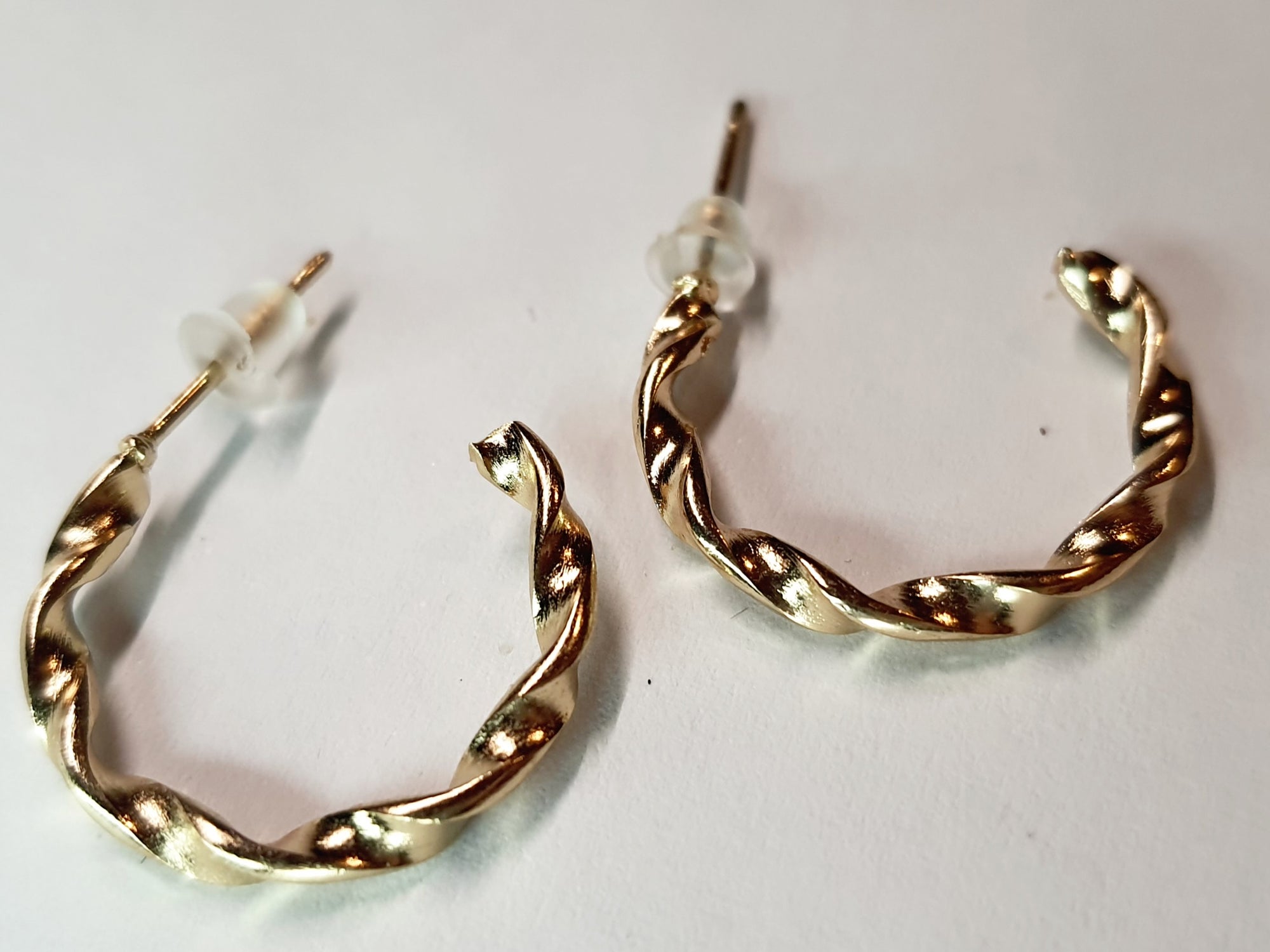Złote kolczyki skręcone mini koła o średnicy 2 cm, stal chirurgiczna, stal nierdzewna, wodoodporne, hipoalergiczne, jakość premium, minimalistyczny elegancki styl, Rouge Bizu.
