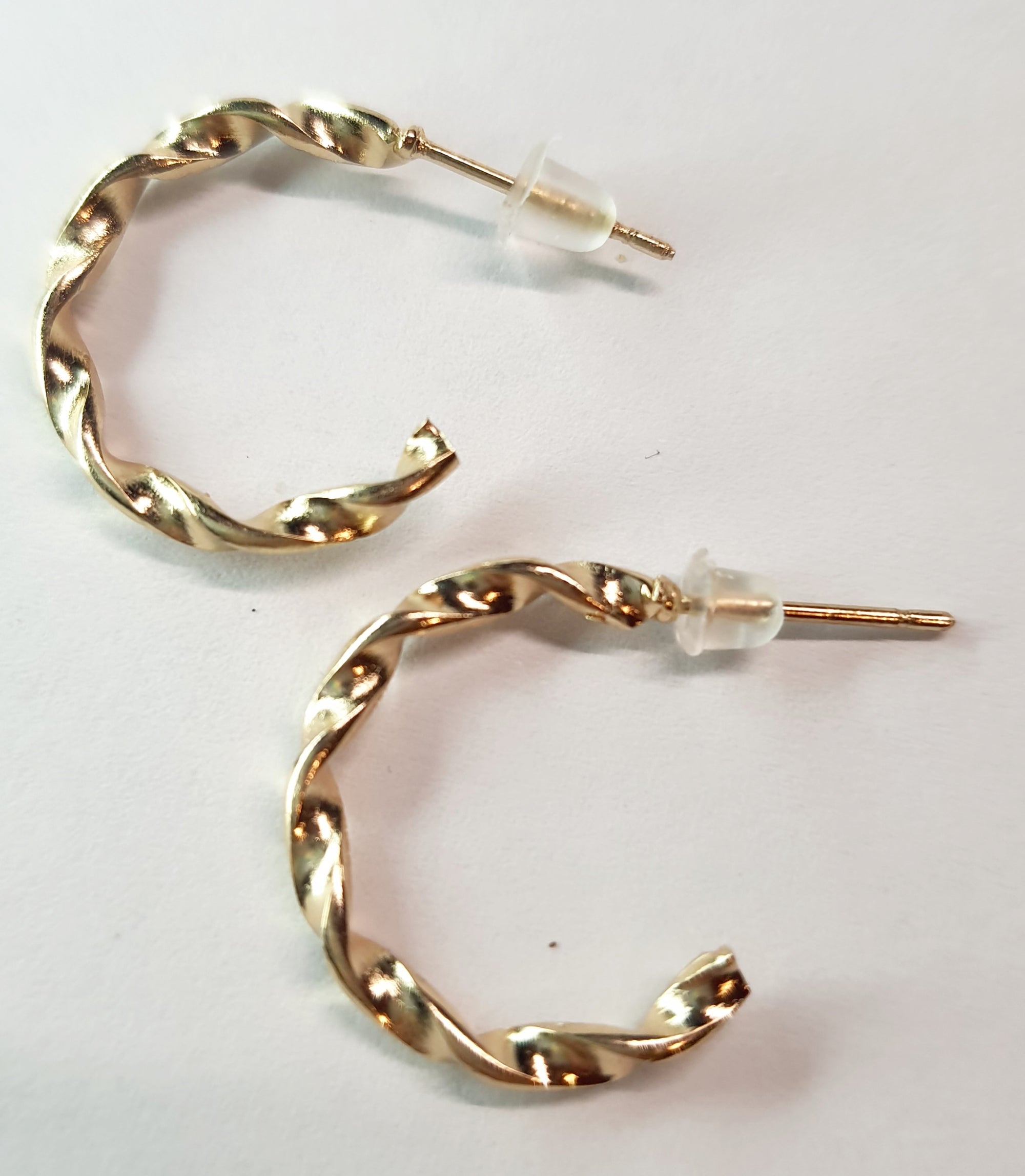 Złote kolczyki skręcone mini koła o średnicy 2 cm, stal chirurgiczna, stal nierdzewna, wodoodporne, hipoalergiczne, jakość premium, minimalistyczny elegancki styl, Rouge Bizu.