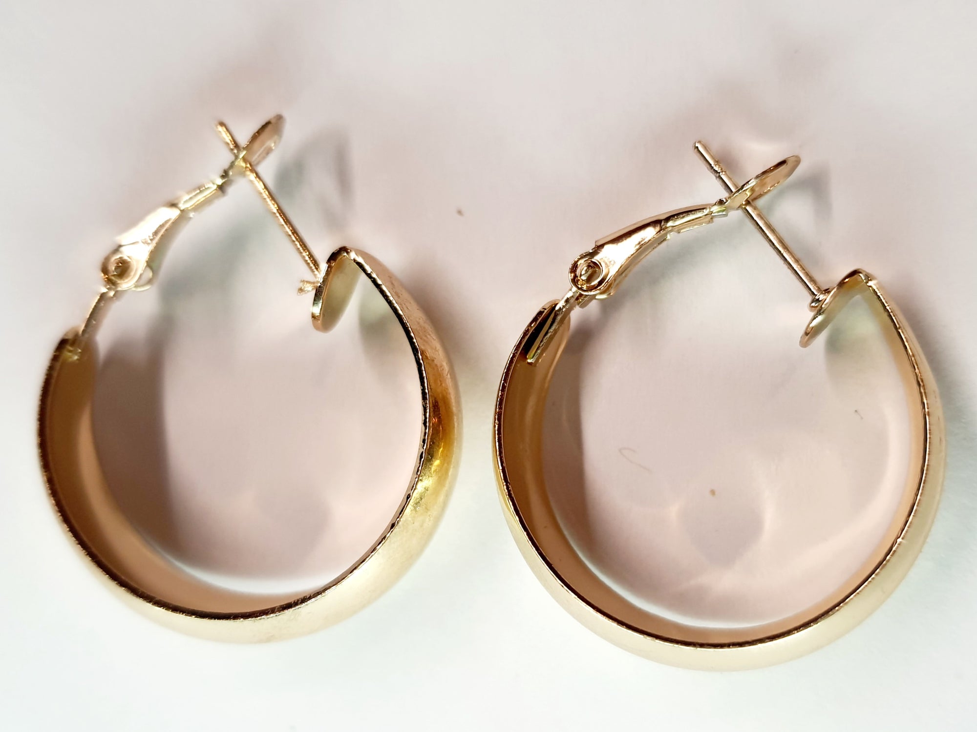 Gold twisted earrings 1.8 cm – a delicate form with character