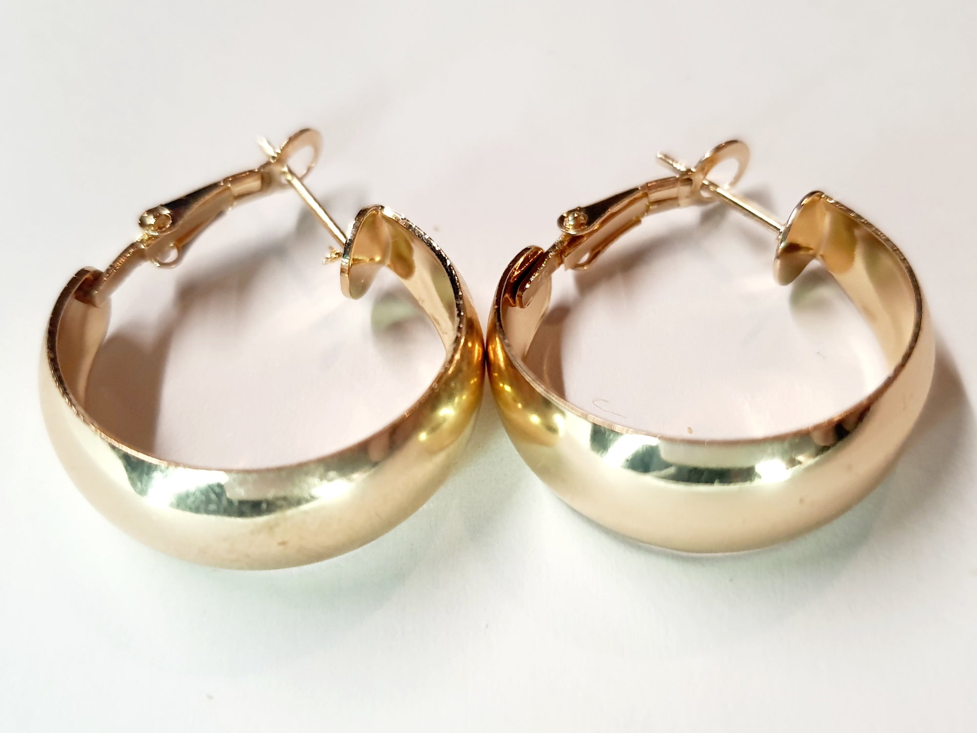 Gold twisted earrings 1.8 cm – a delicate form with character