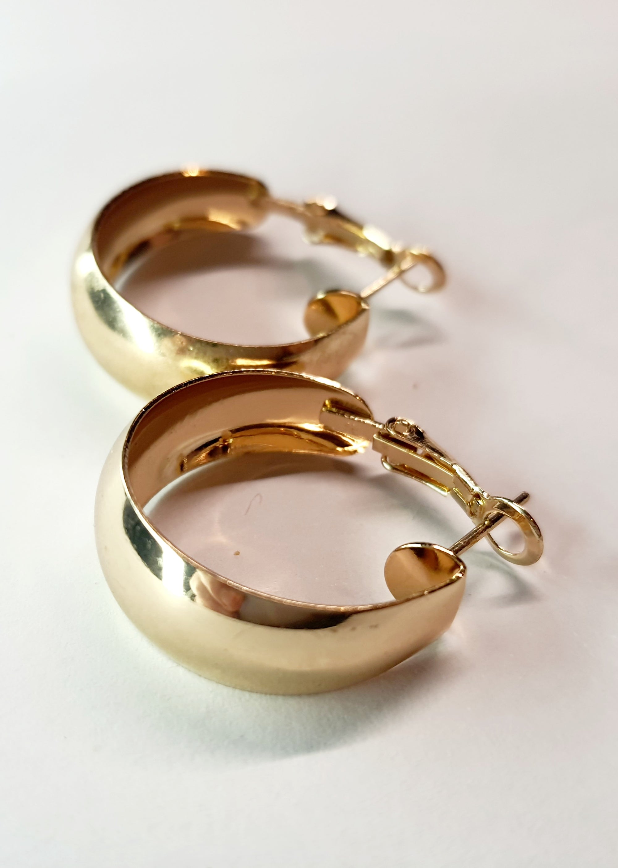 Gold twisted earrings 1.8 cm – a delicate form with character