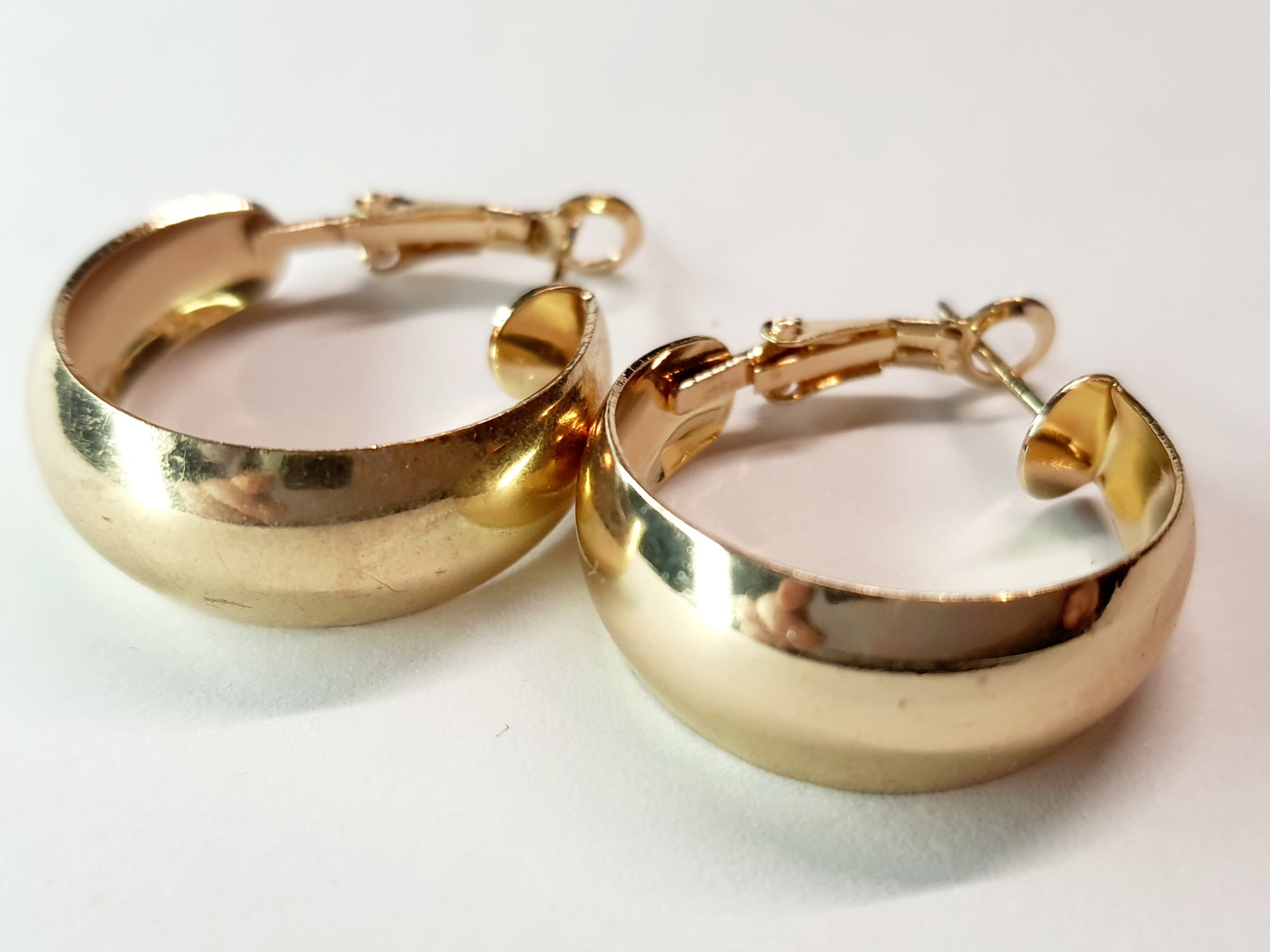 Gold twisted earrings 1.8 cm – a delicate form with character