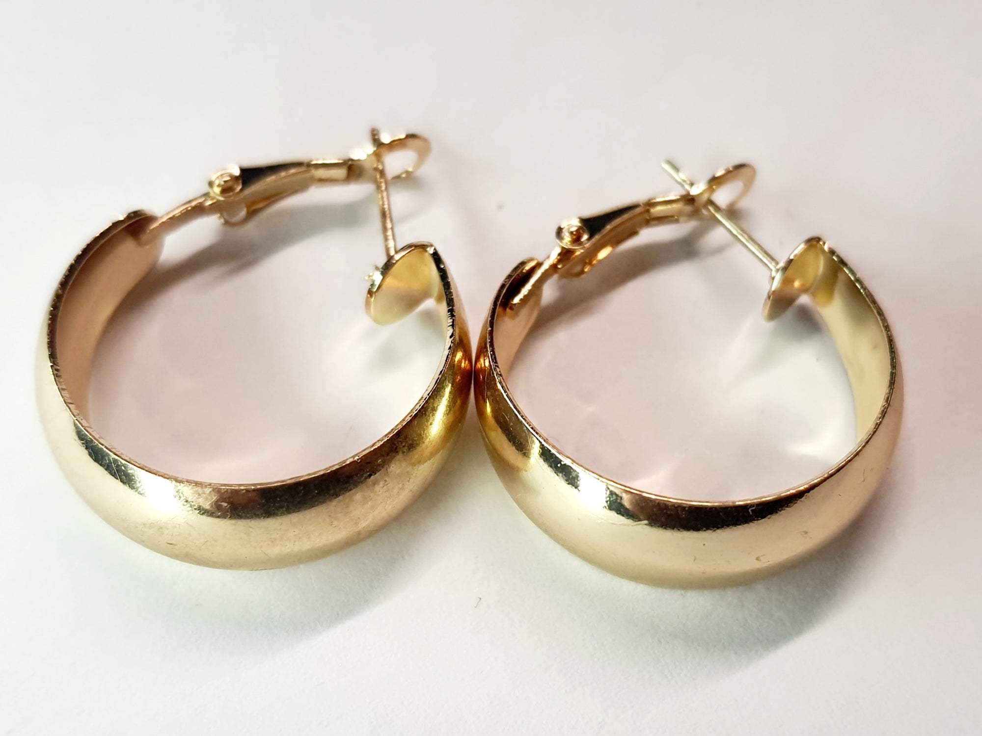 Gold twisted earrings 1.8 cm – a delicate form with character