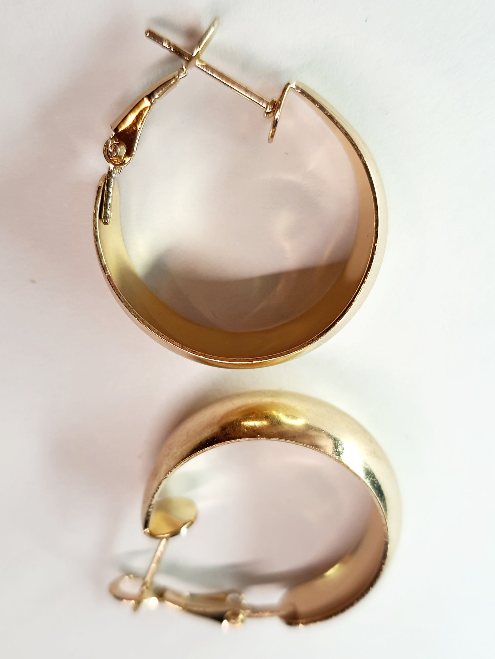 Gold twisted earrings 1.8 cm – a delicate form with character