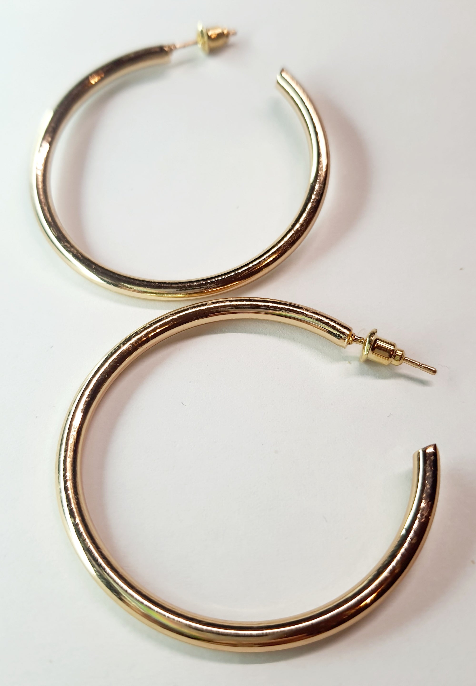 Gold twisted earrings 1.8 cm – a delicate form with character