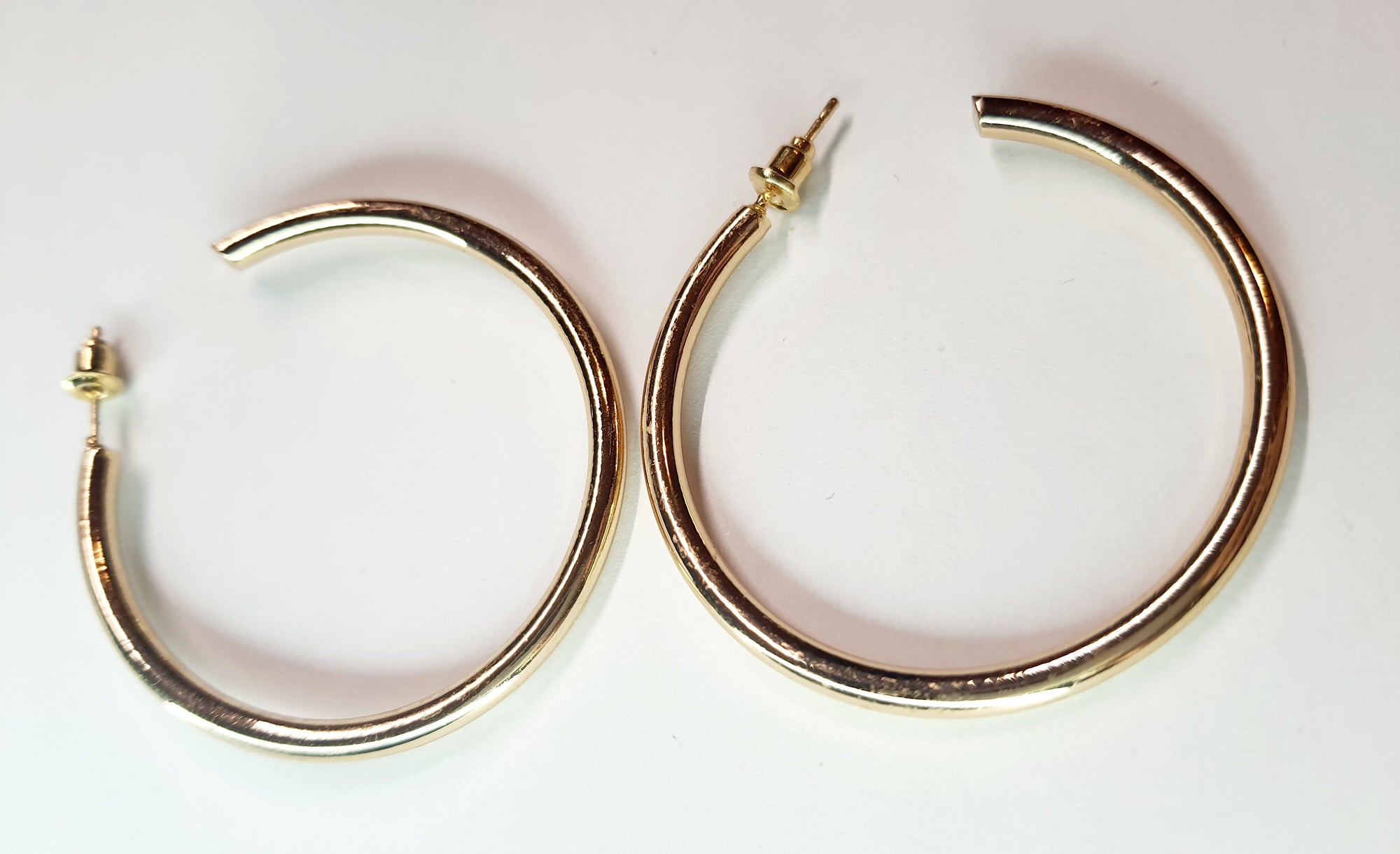 Gold twisted earrings 1.8 cm – a delicate form with character
