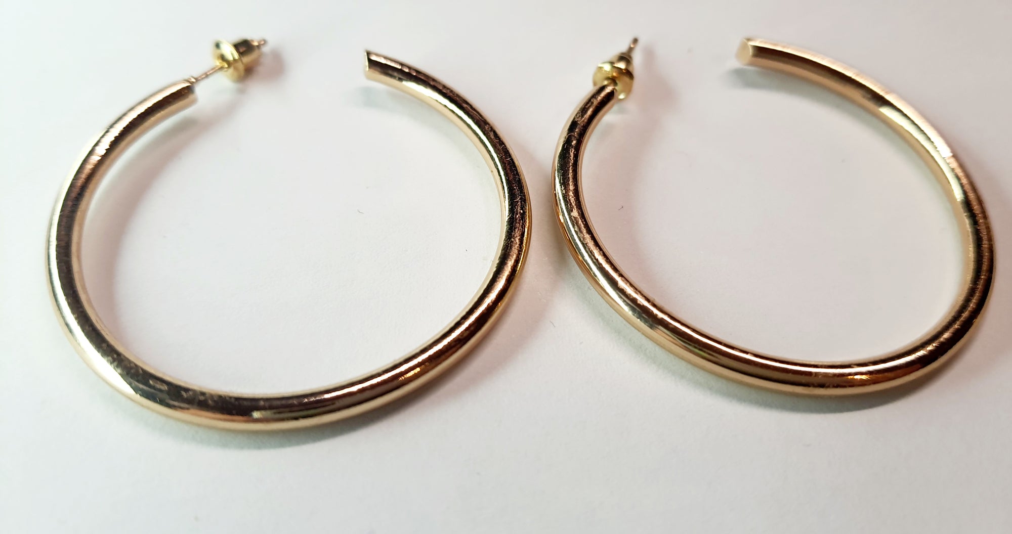 Gold twisted earrings 1.8 cm – a delicate form with character