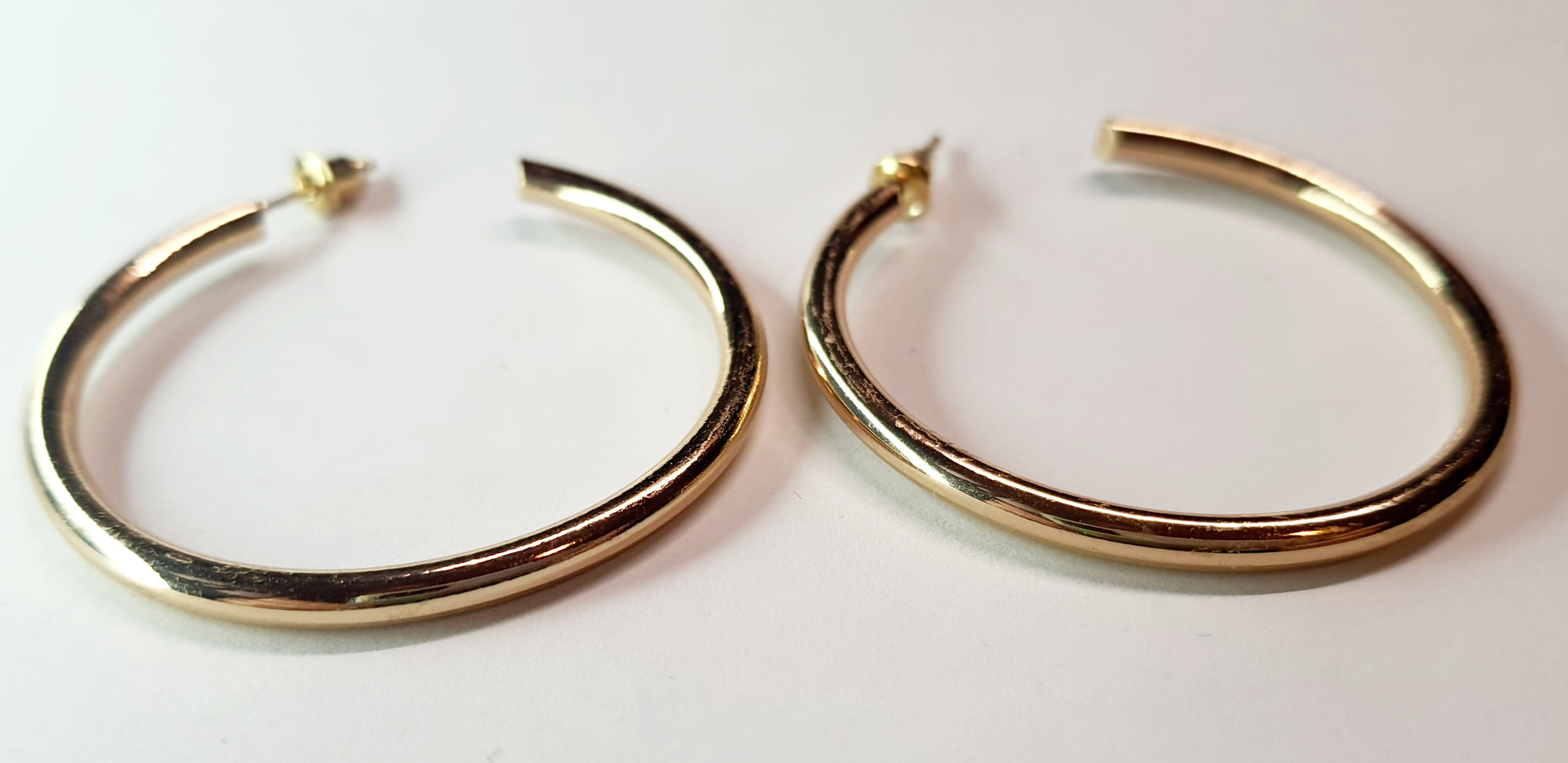 Gold twisted earrings 1.8 cm – a delicate form with character