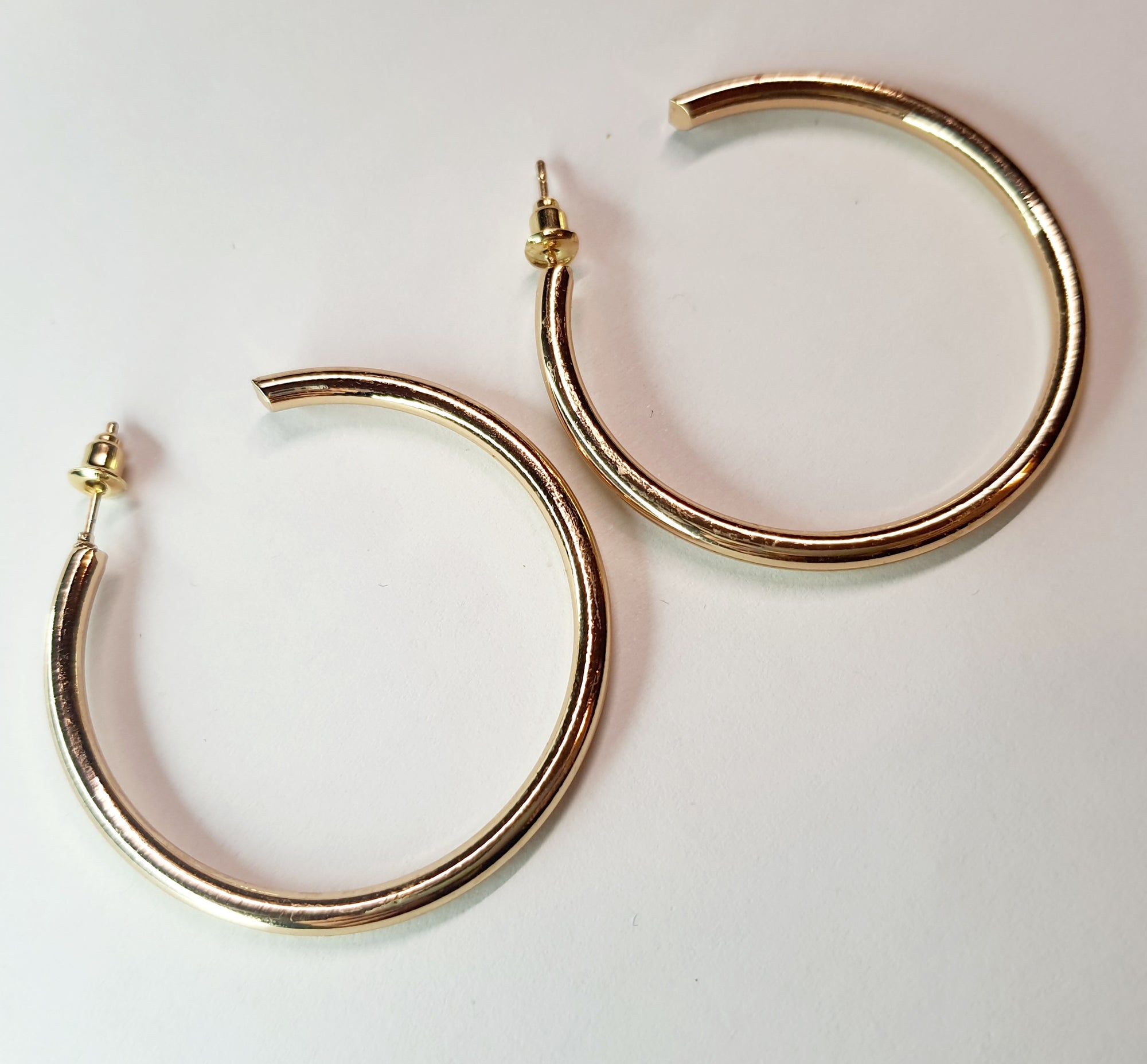 Gold twisted earrings 1.8 cm – a delicate form with character