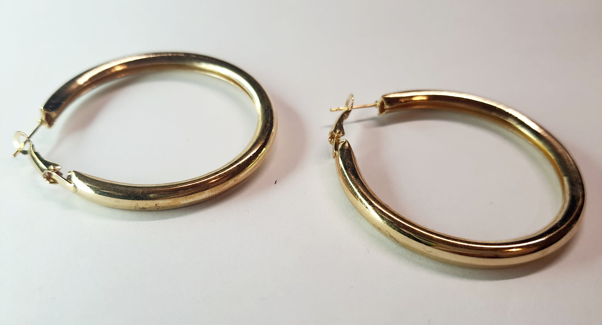 Złote kolczyki koła o gładkim wykończeniu, średnica 5 cm, stal chirurgiczna, stal nierdzewna, wodoodporne, hipoalergiczne, jakość premium, RougeBizu.