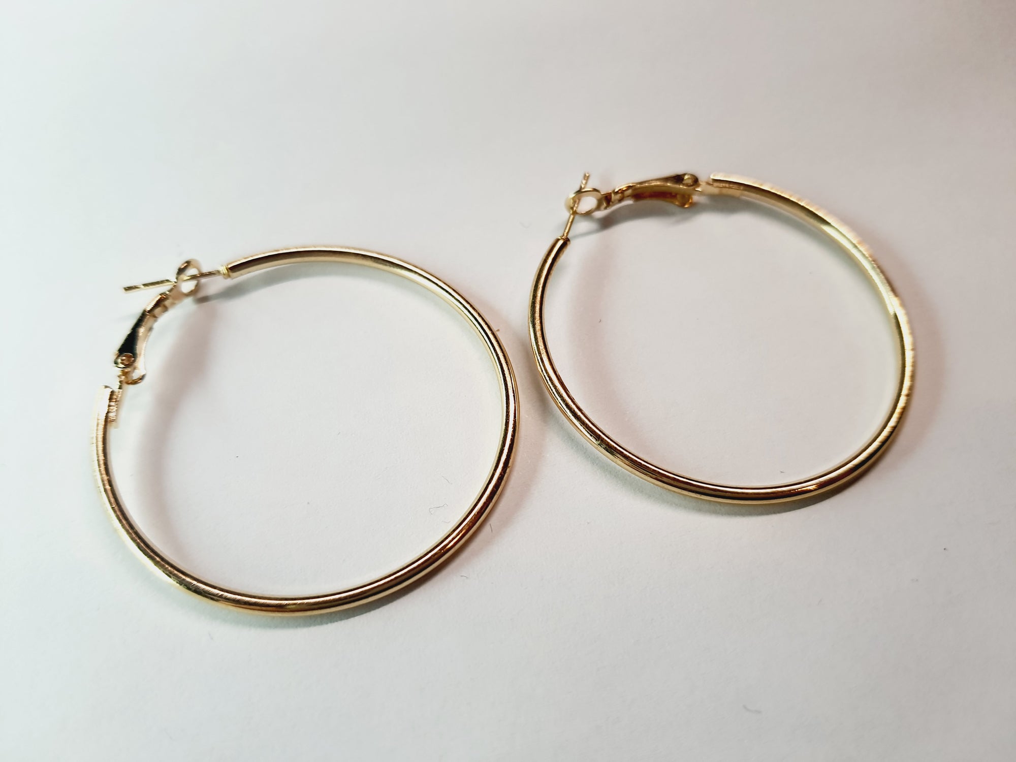 Gold twisted earrings 1.8 cm – a delicate form with character