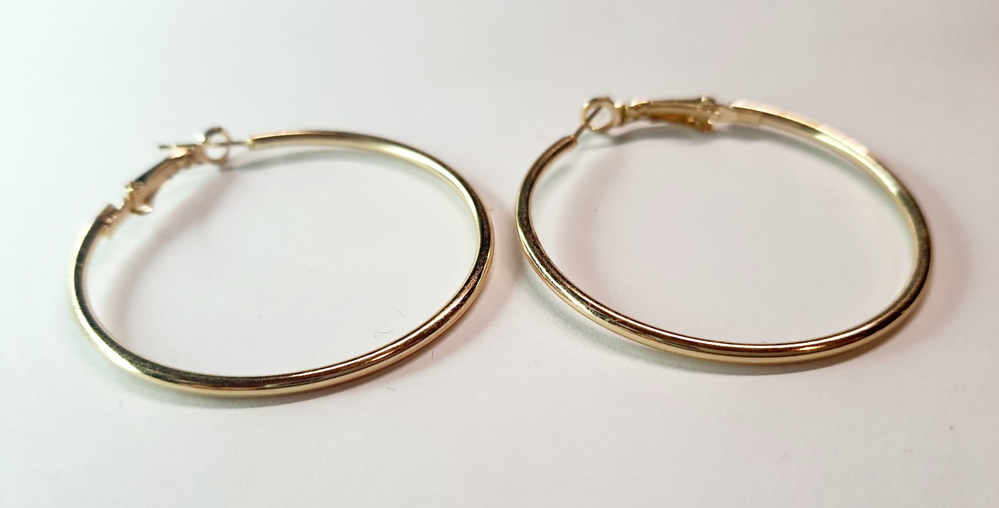 Gold twisted earrings 1.8 cm – a delicate form with character